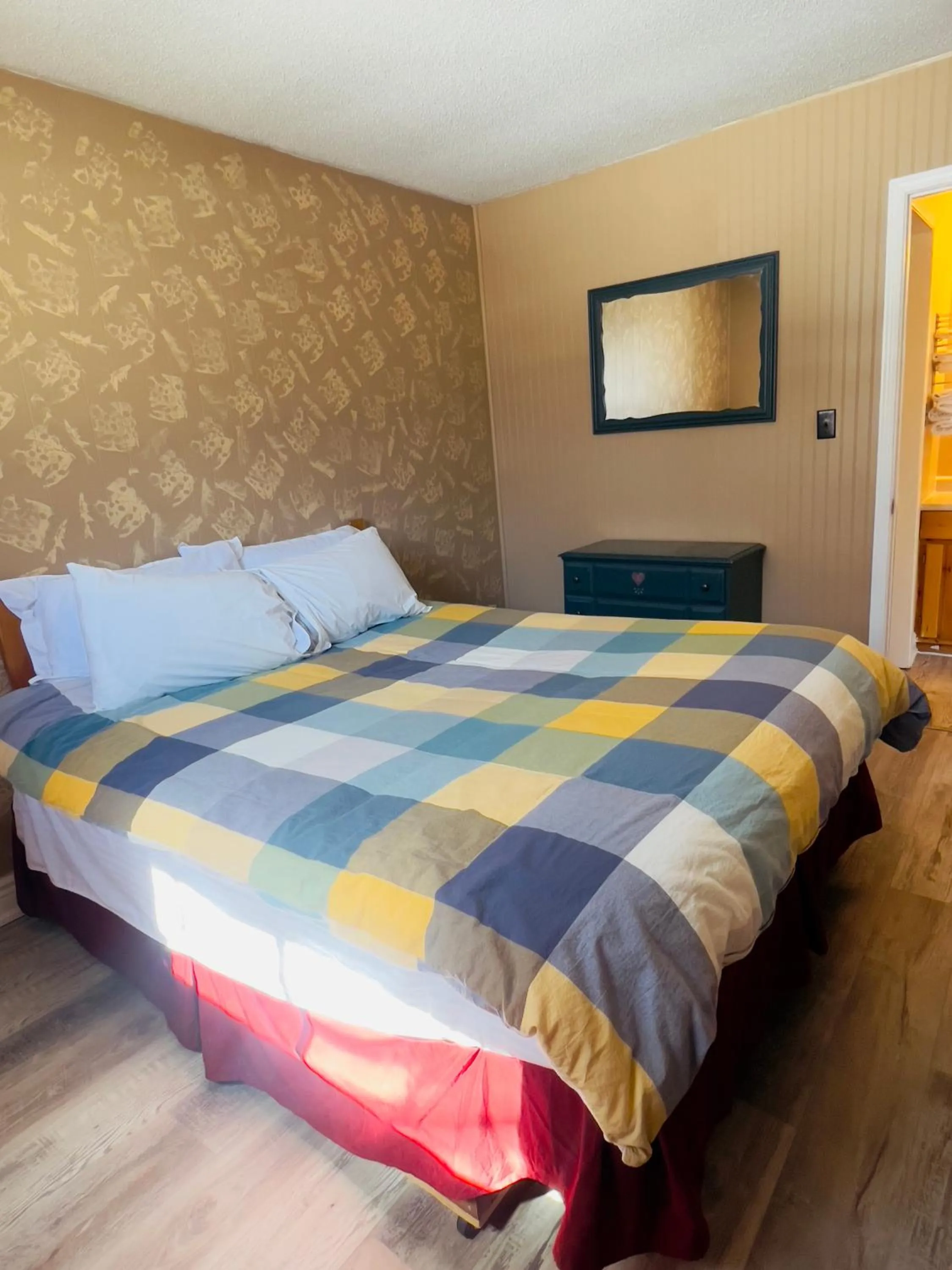 Bedroom, Bed in Glenview Cottages