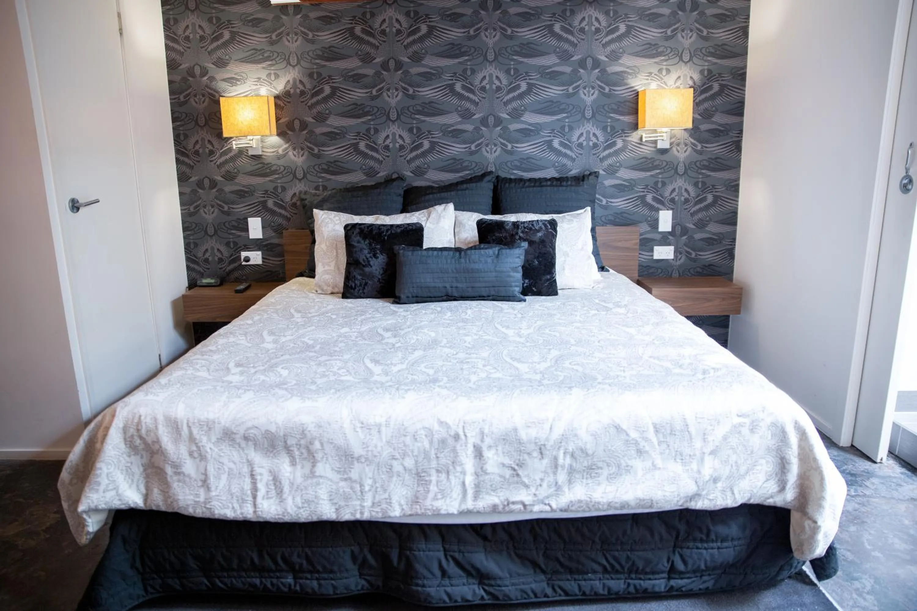 Bed in Central Park Motel