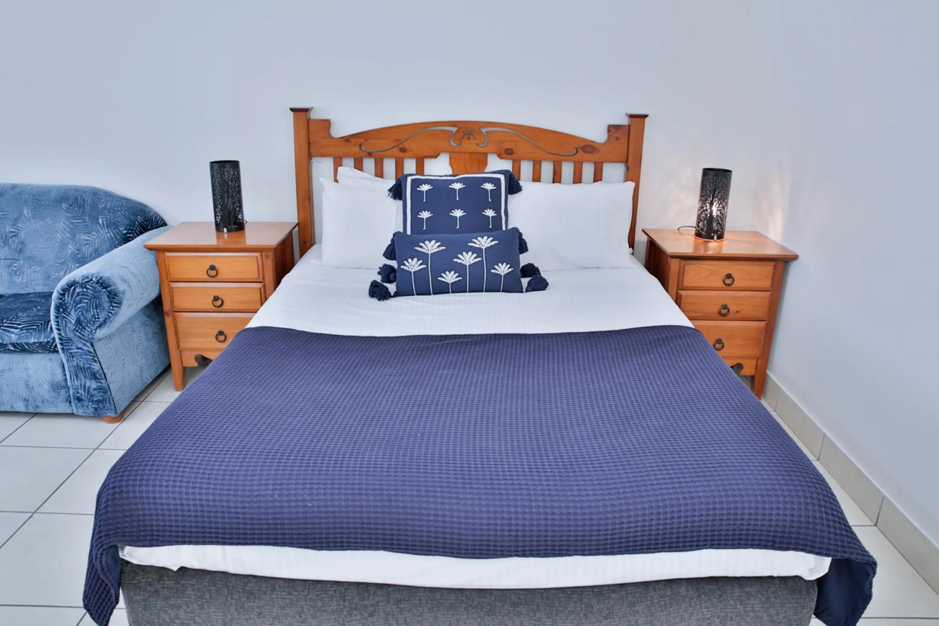 Bed in Central Park Motel