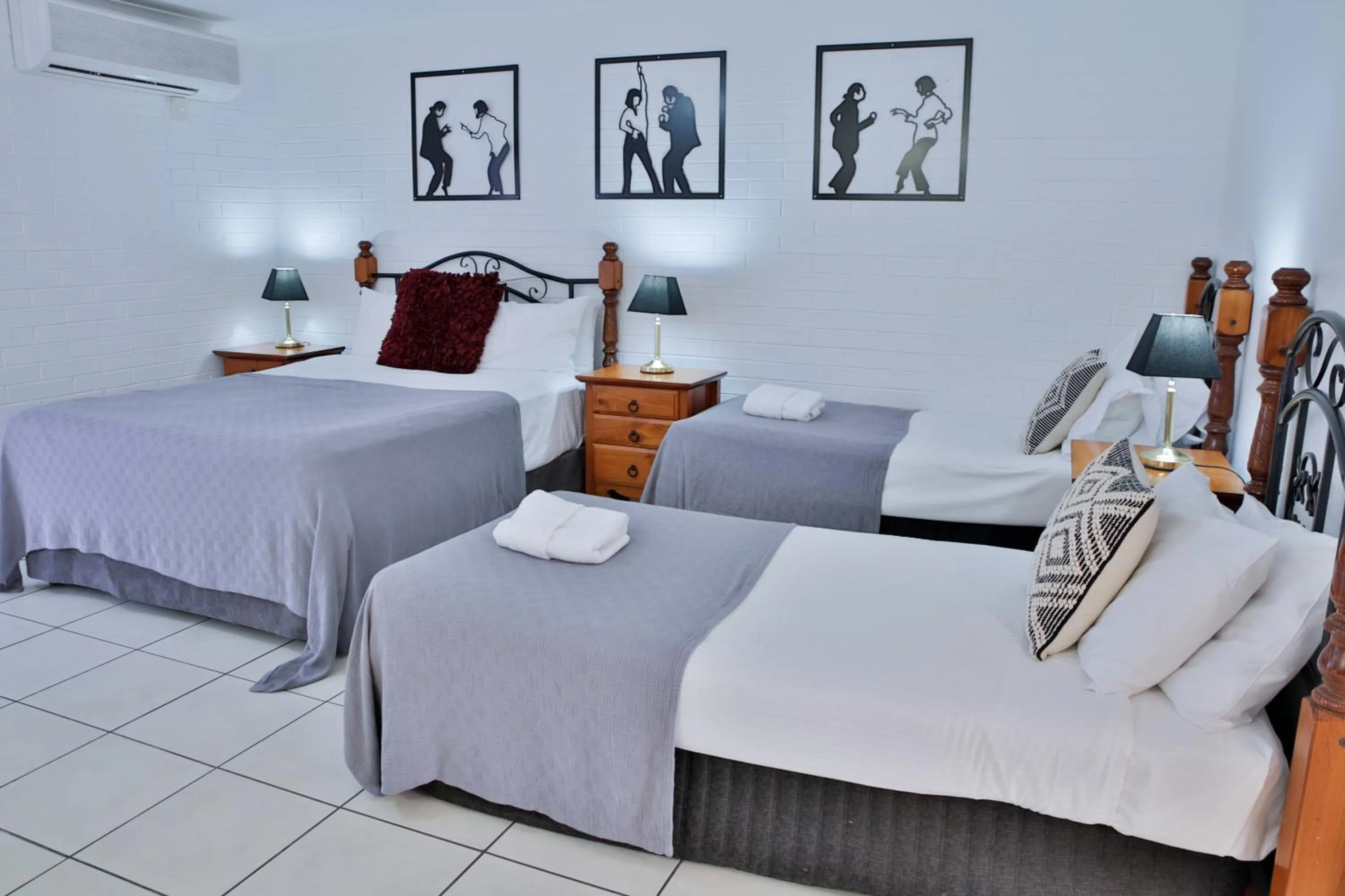 Bed in Central Park Motel