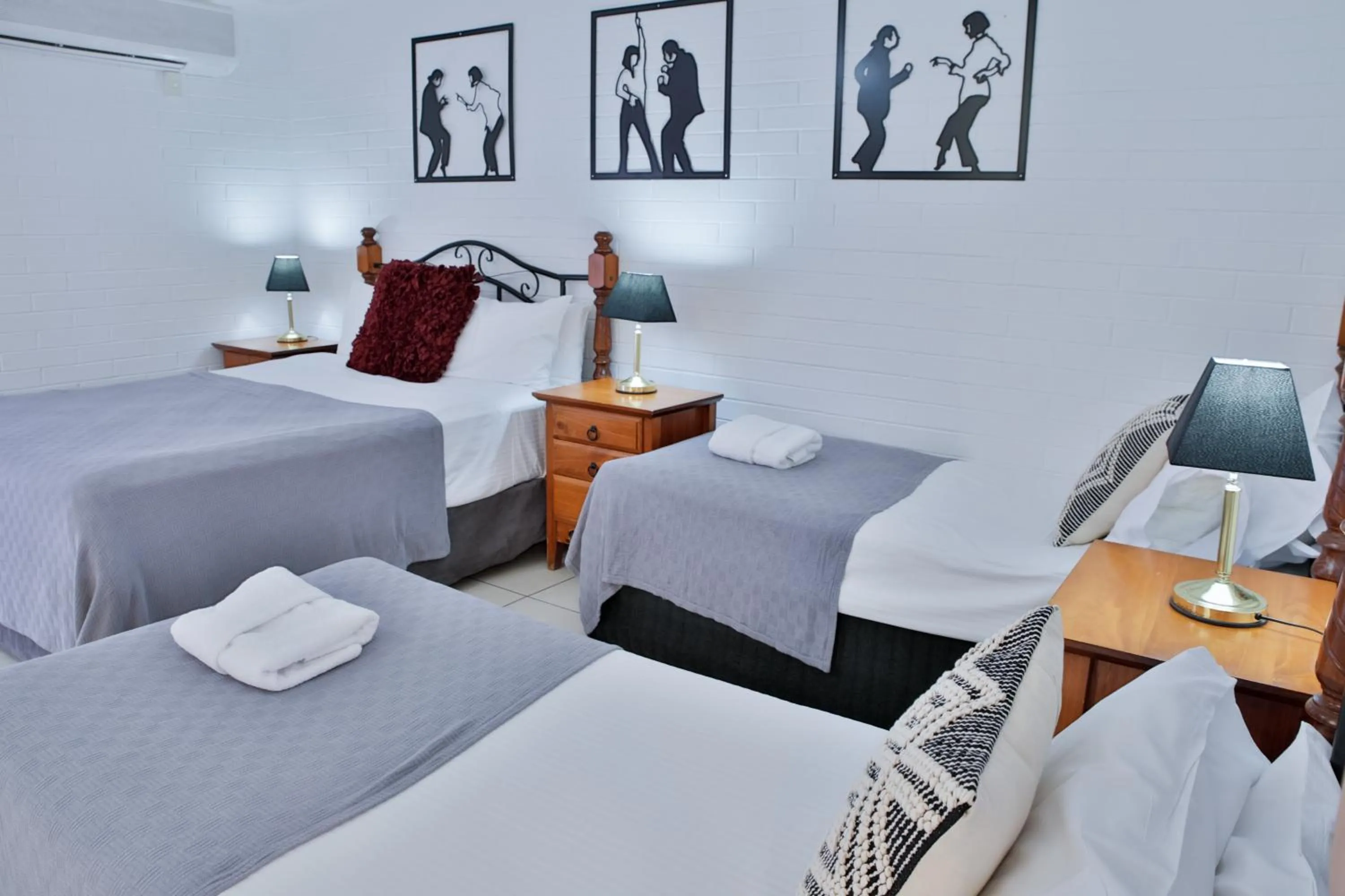 Bed in Central Park Motel