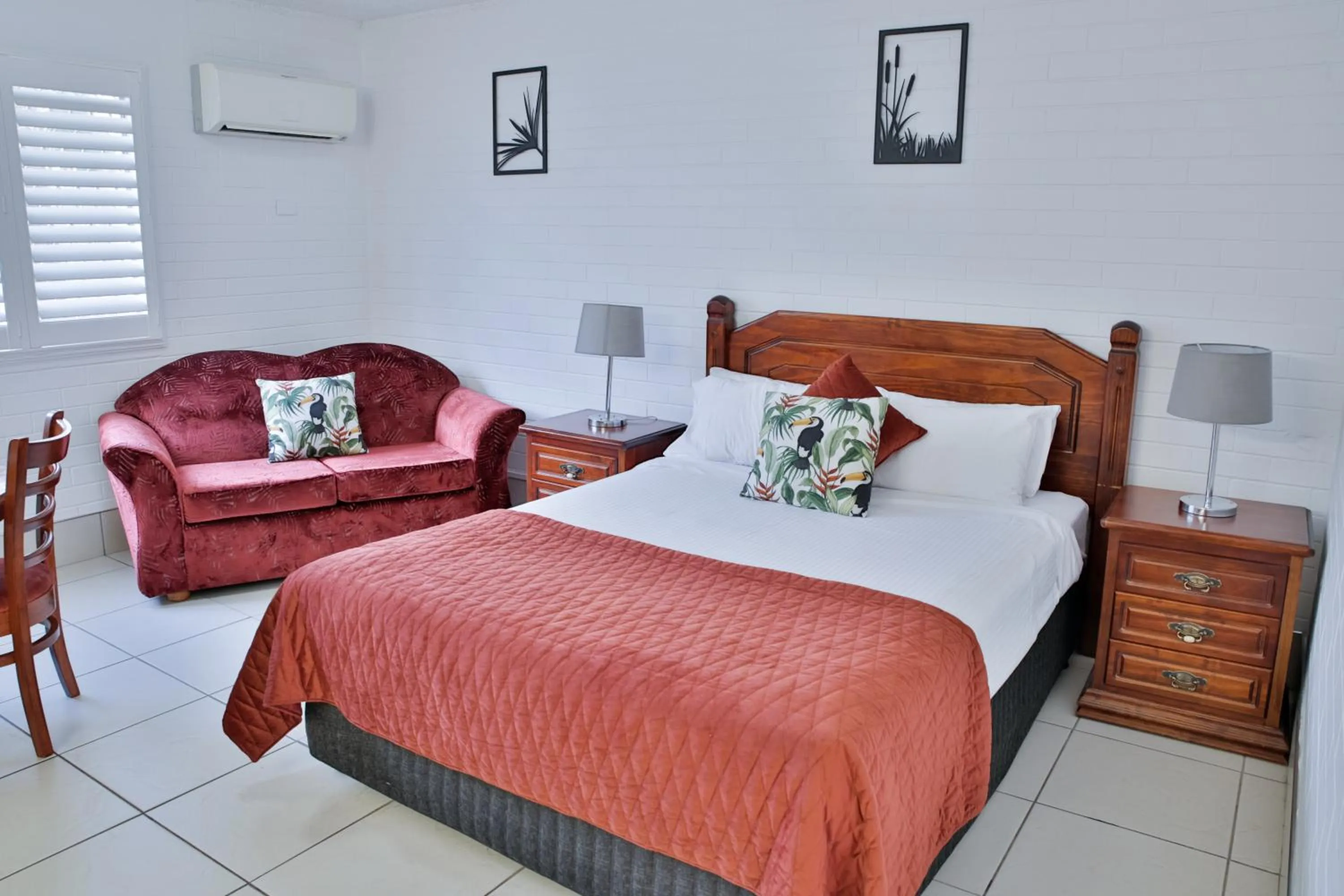 Bed in Central Park Motel