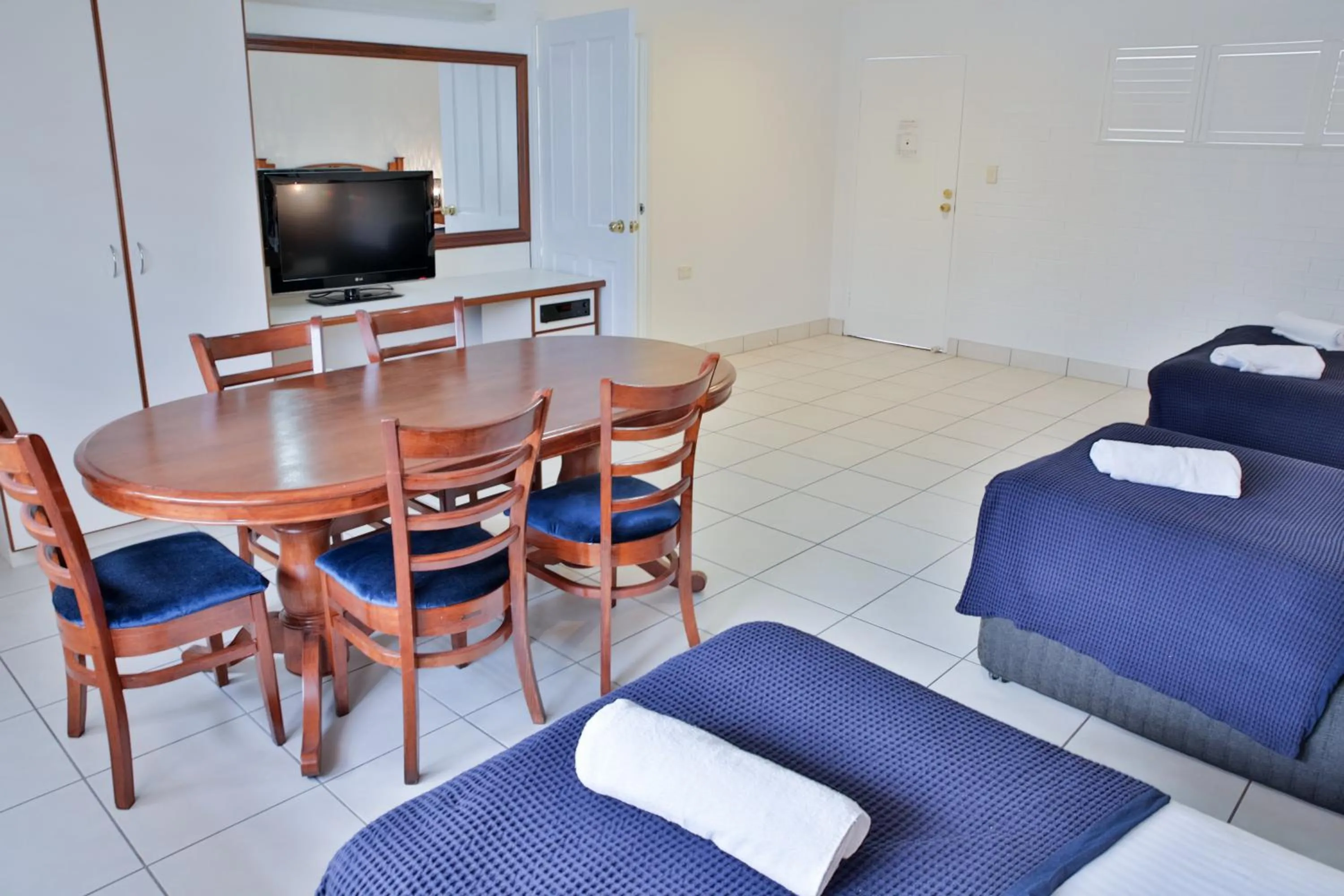 Bed in Central Park Motel