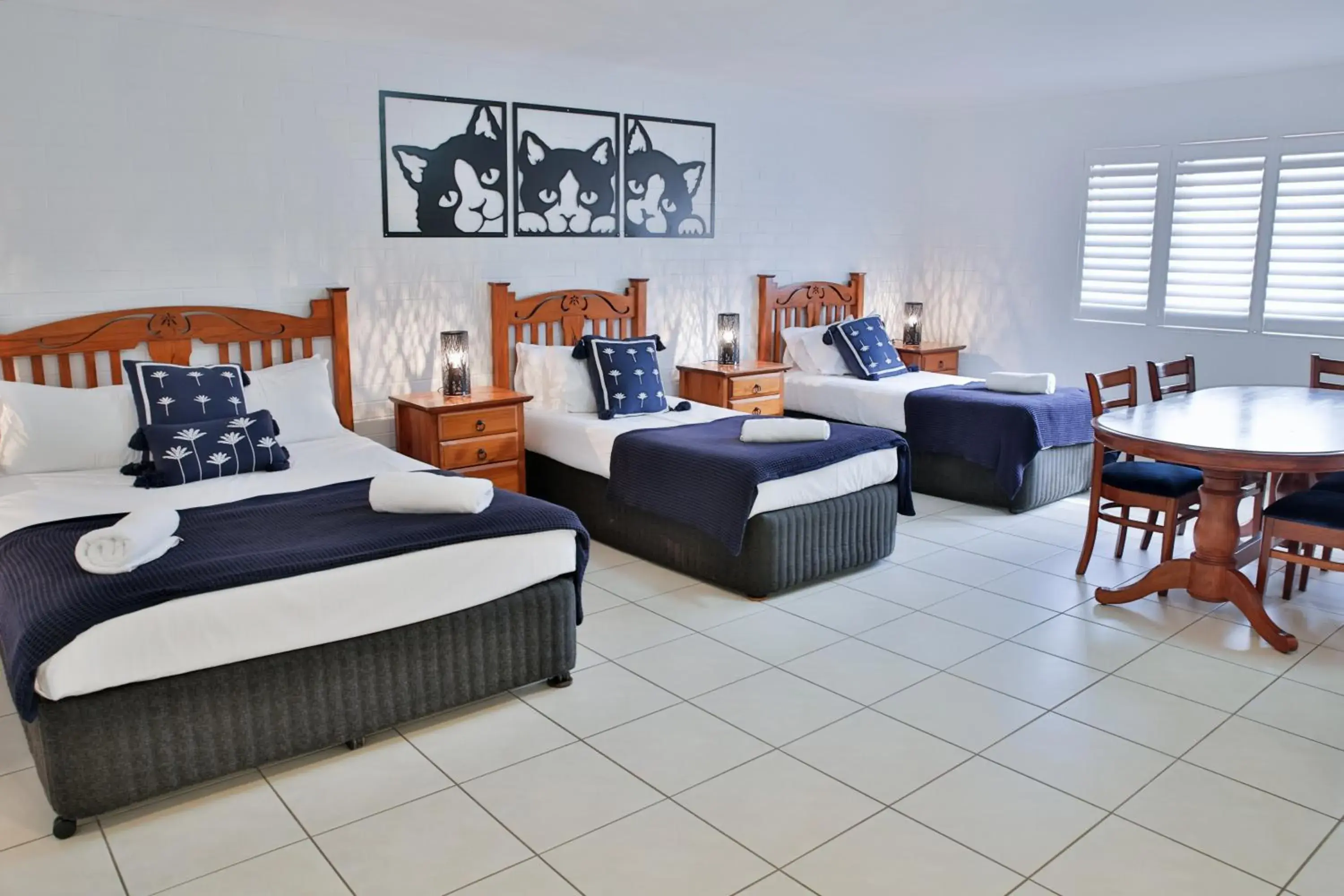 Family Room (2 Queen Beds + 2 Single Beds) in Central Park Motel Family Room (2 Queen Beds + 2 Single Beds) in Central Park Motel