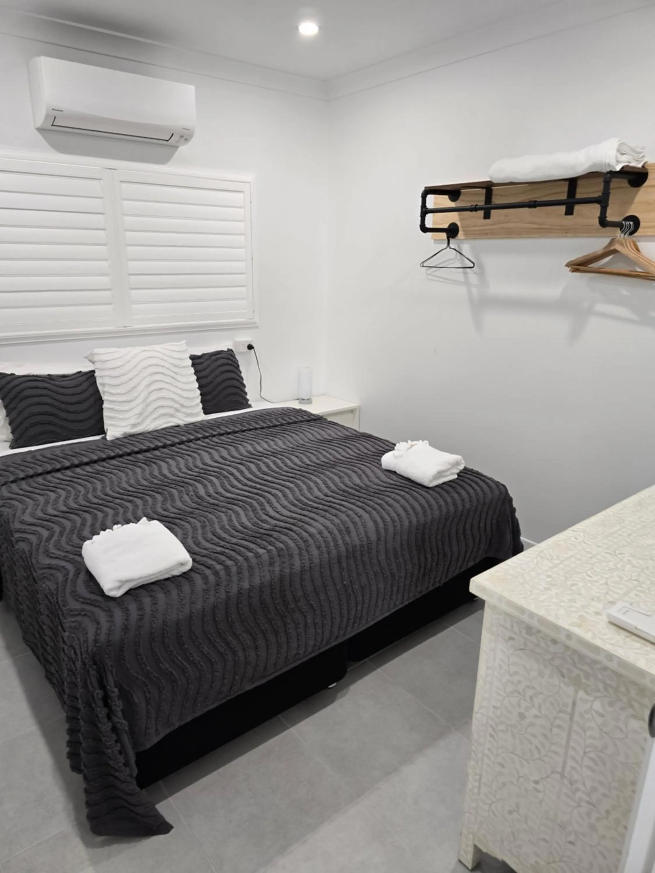 Bed in Central Park Motel