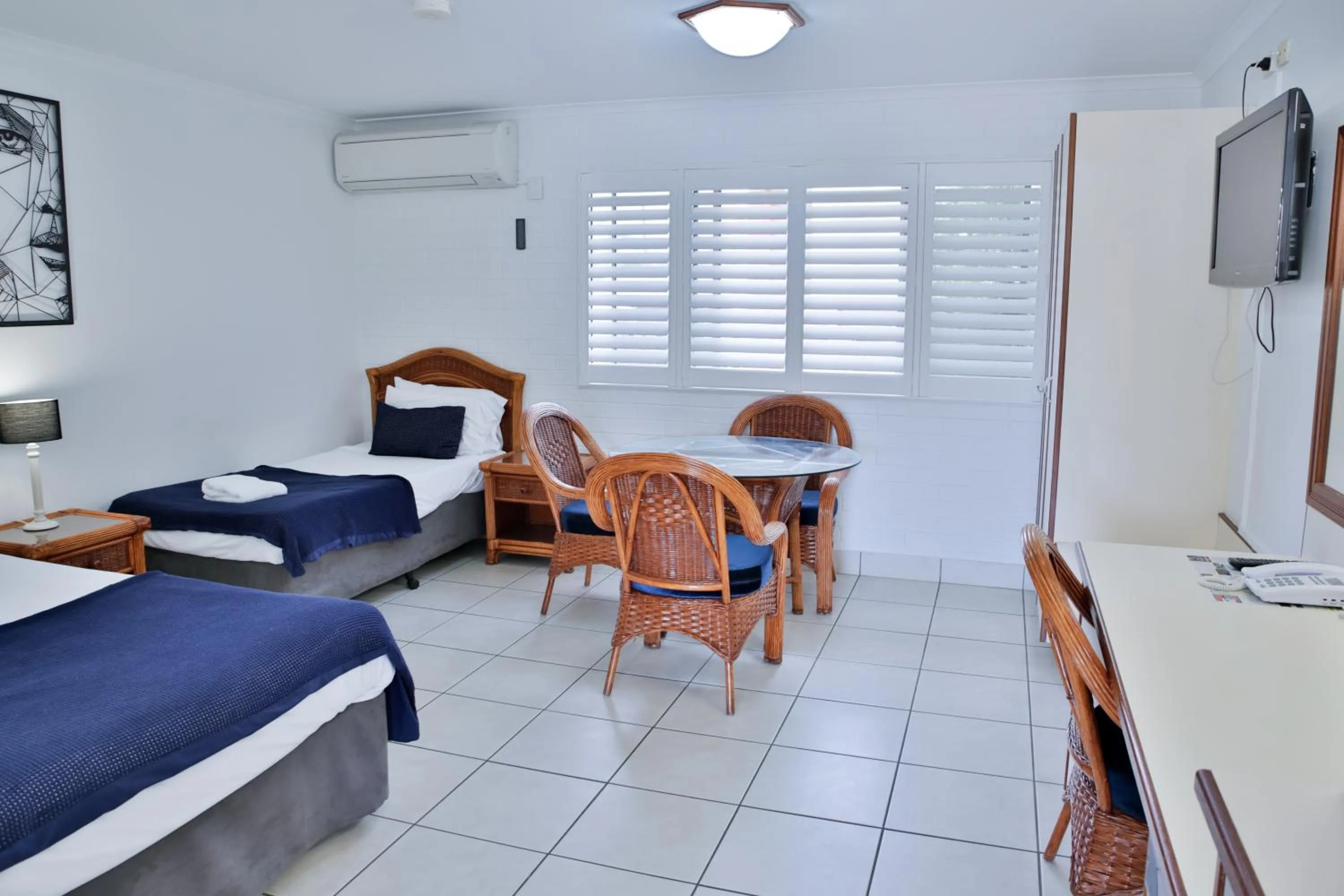 Bed in Central Park Motel