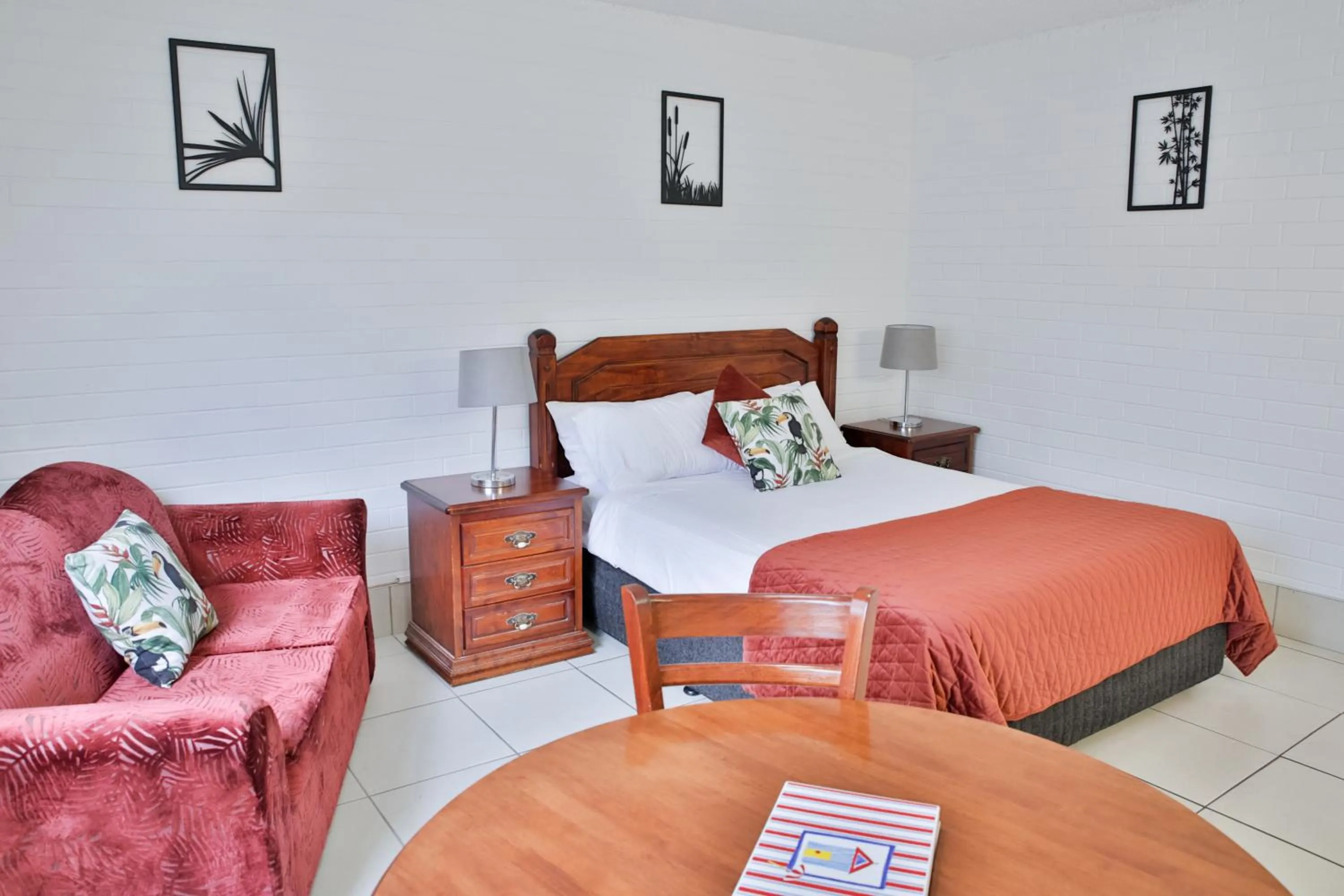 Bed in Central Park Motel