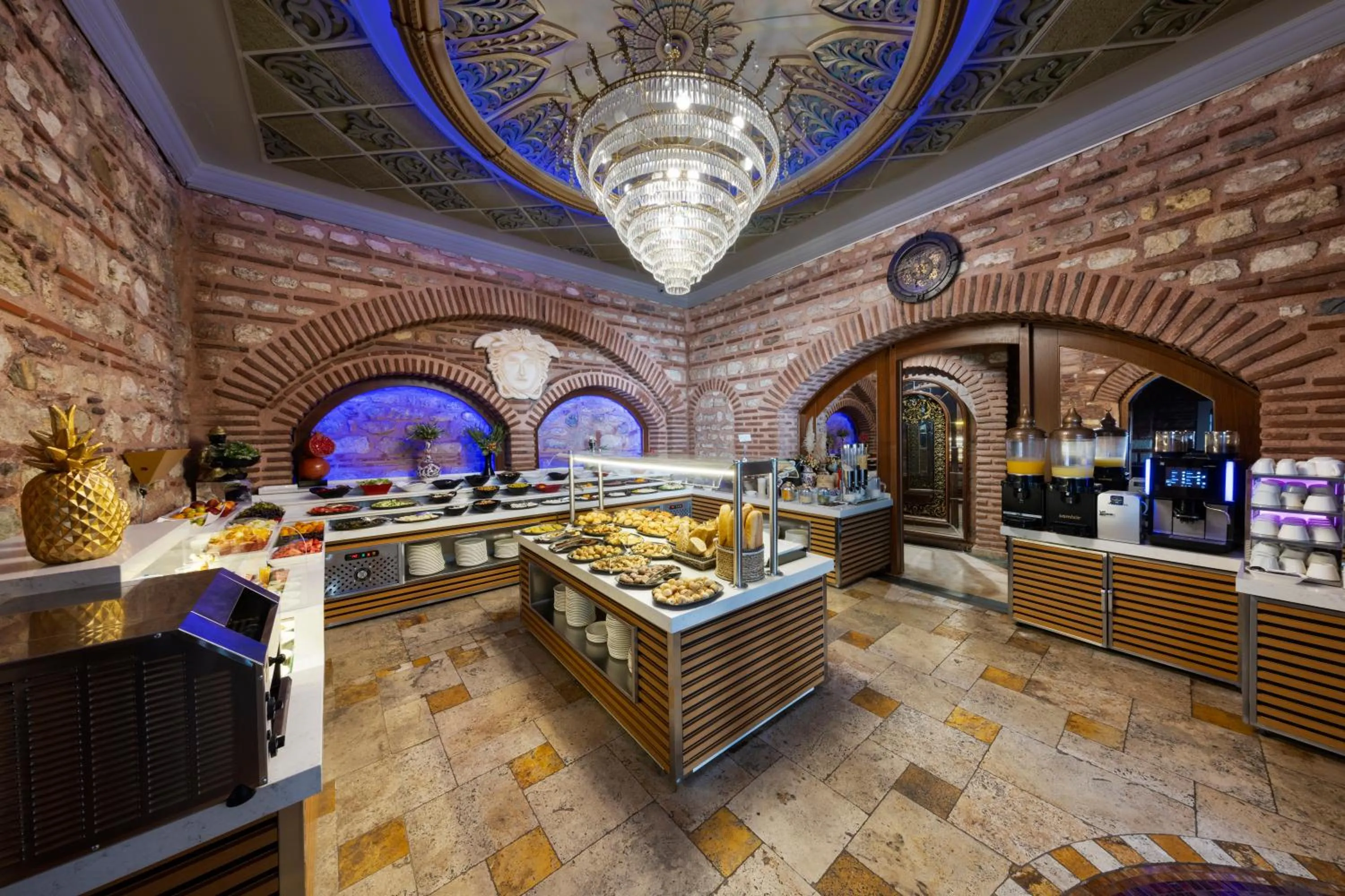 Food and drinks in Seven Hills Palace & Spa