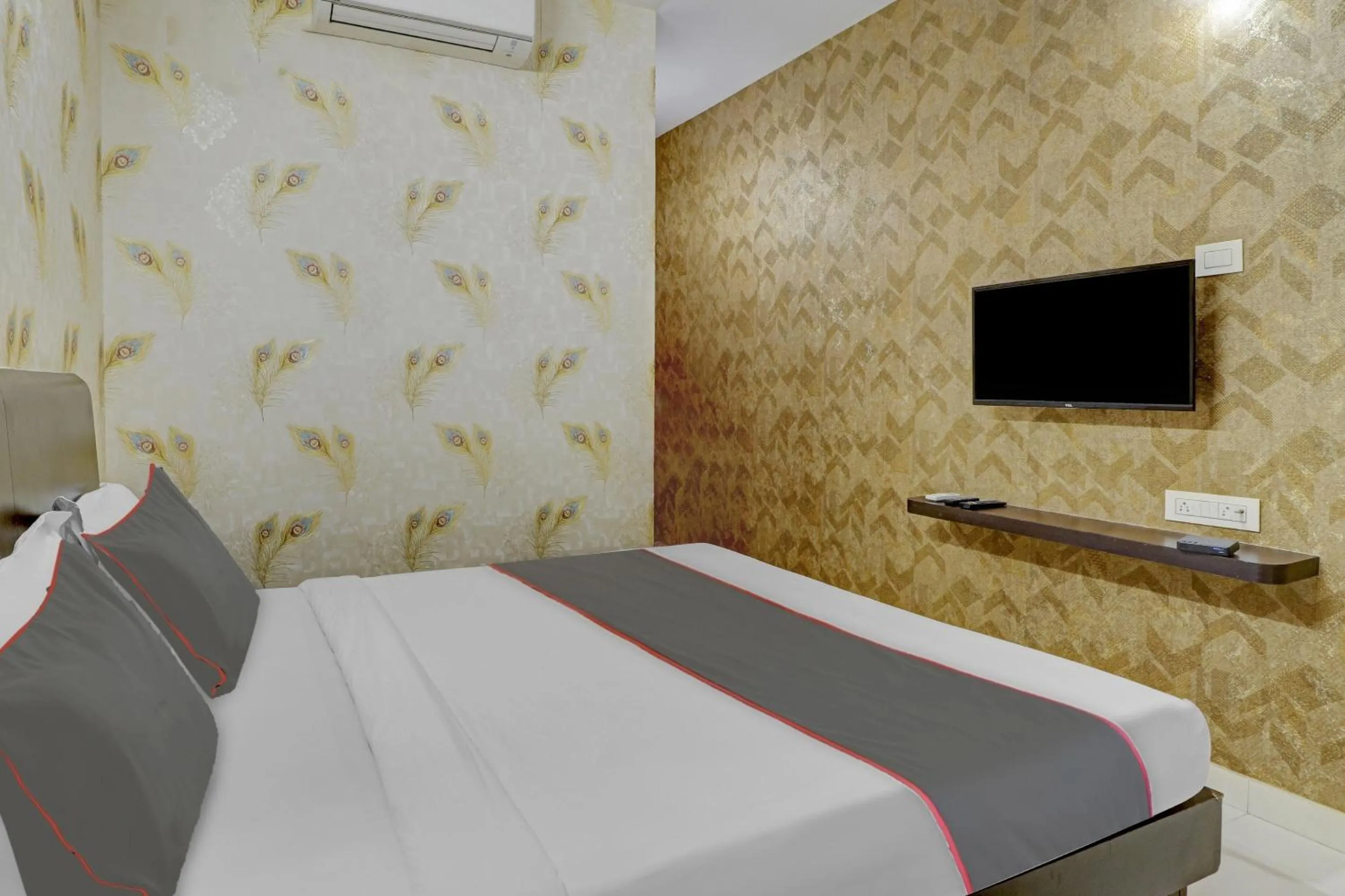 Bedroom, Bed in Super Capital O Champion Lotus Near Mantri Square Mall