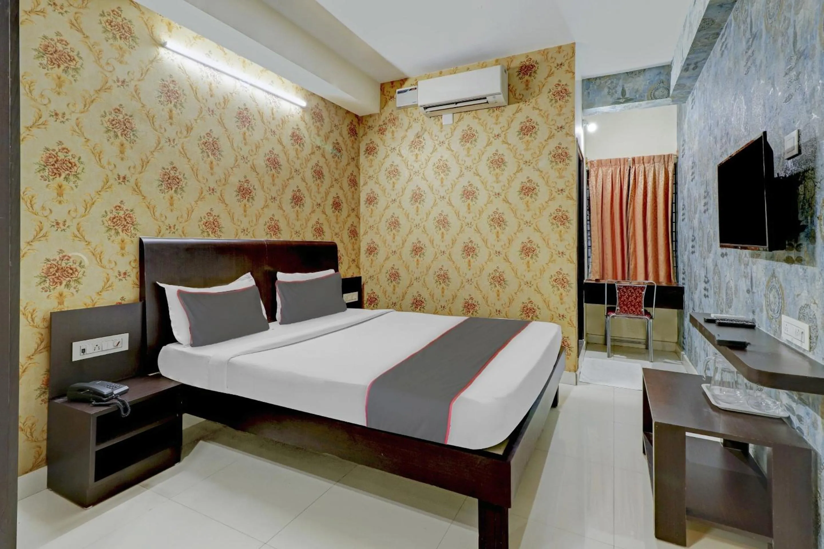 Bedroom, Bed in Capital O Champion Lotus Near Mantri Square Mall