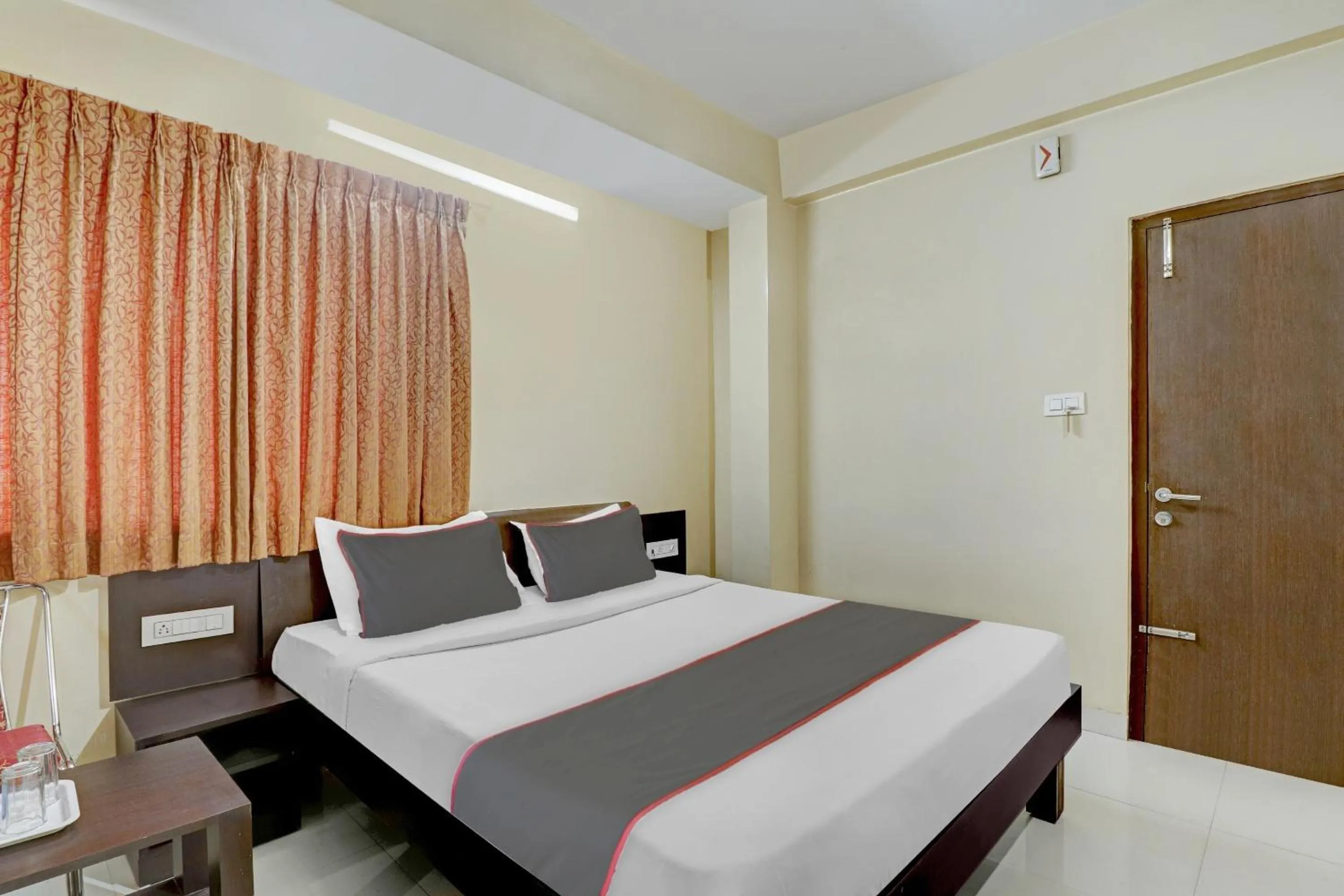 Bedroom, Bed in Super Capital O Champion Lotus Near Mantri Square Mall