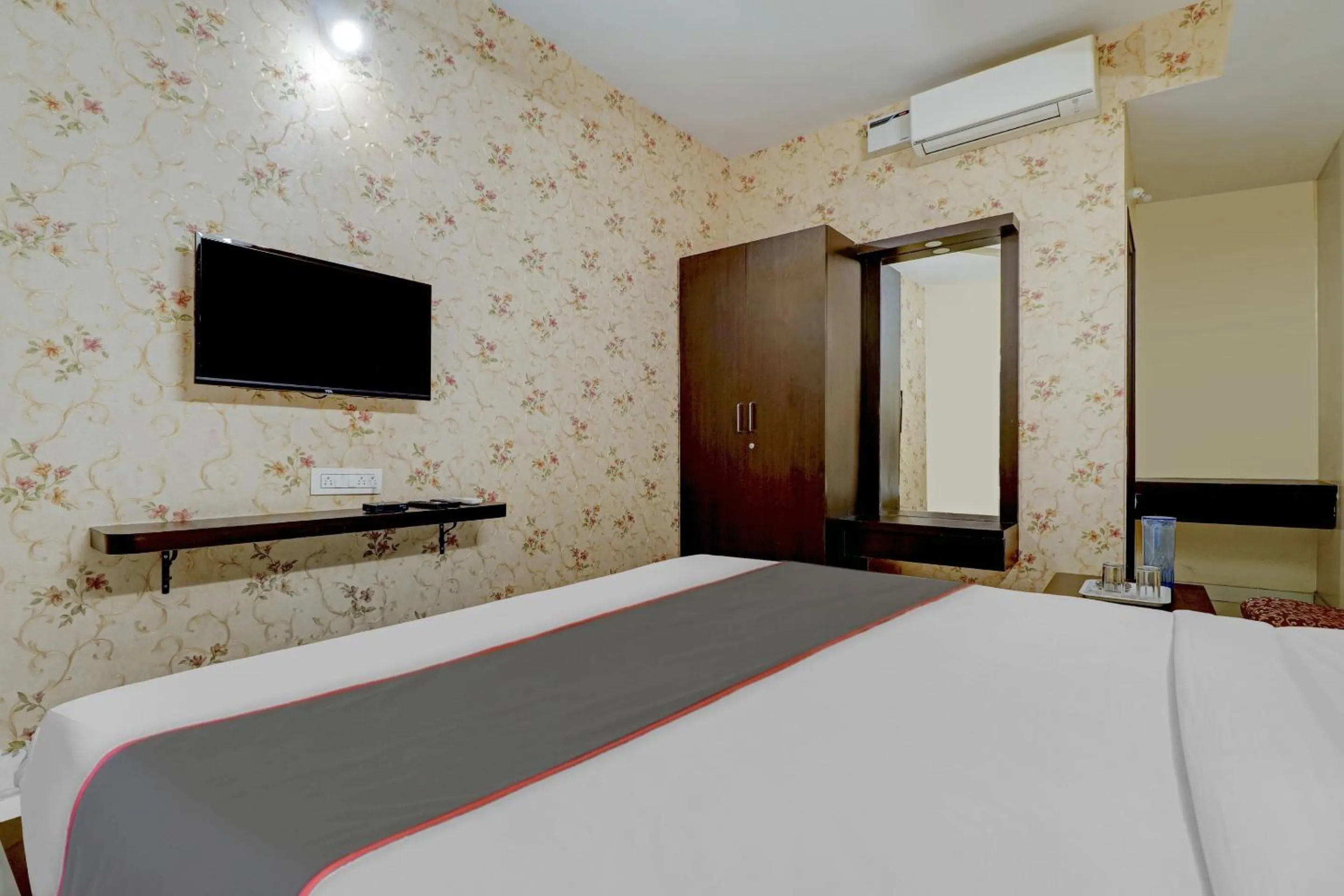 Bedroom, Bed in Super Capital O Champion Lotus Near Mantri Square Mall
