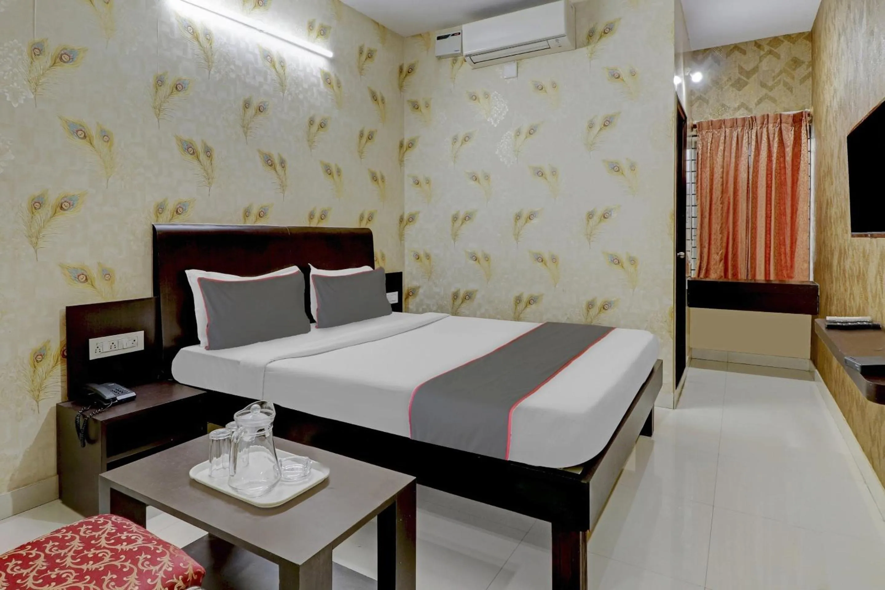 Bedroom, Bed in Super Capital O Champion Lotus Near Mantri Square Mall