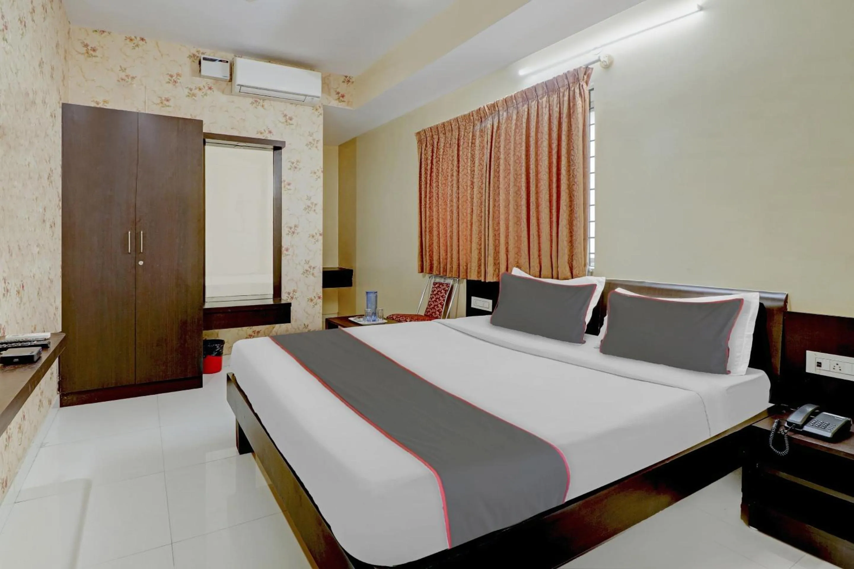Bedroom, Bed in Super Capital O Champion Lotus Near Mantri Square Mall