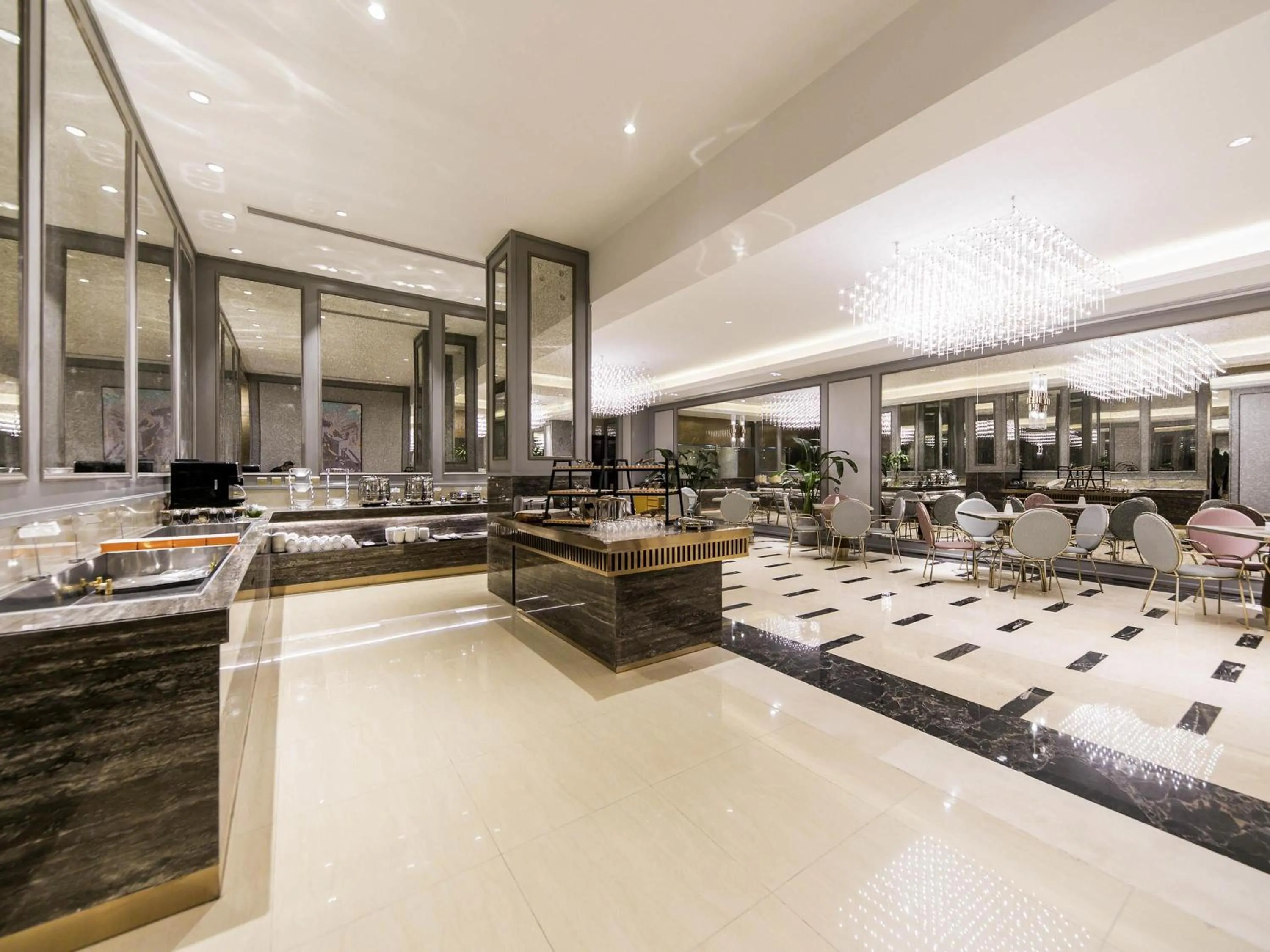 Restaurant/places to eat in Mercure Beijing Chang An West