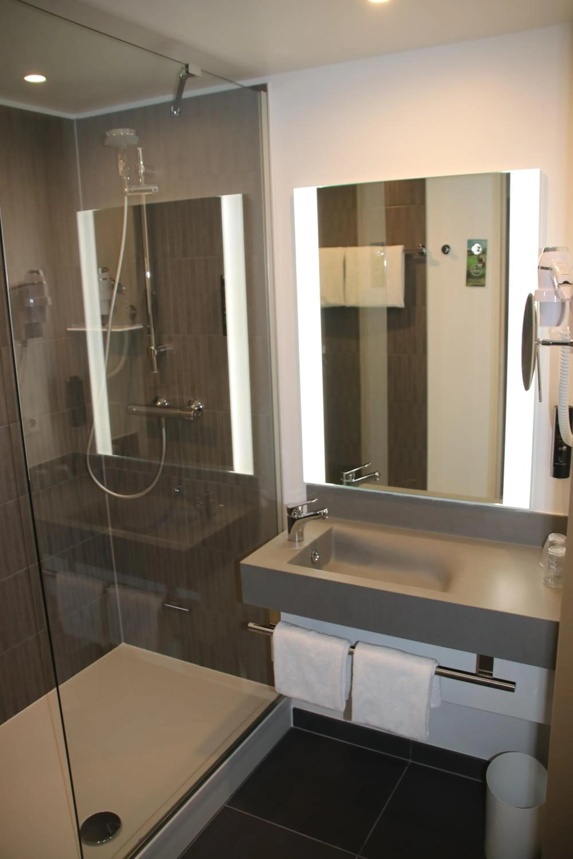 Bathroom in ibis Styles Puteaux Paris La Defense