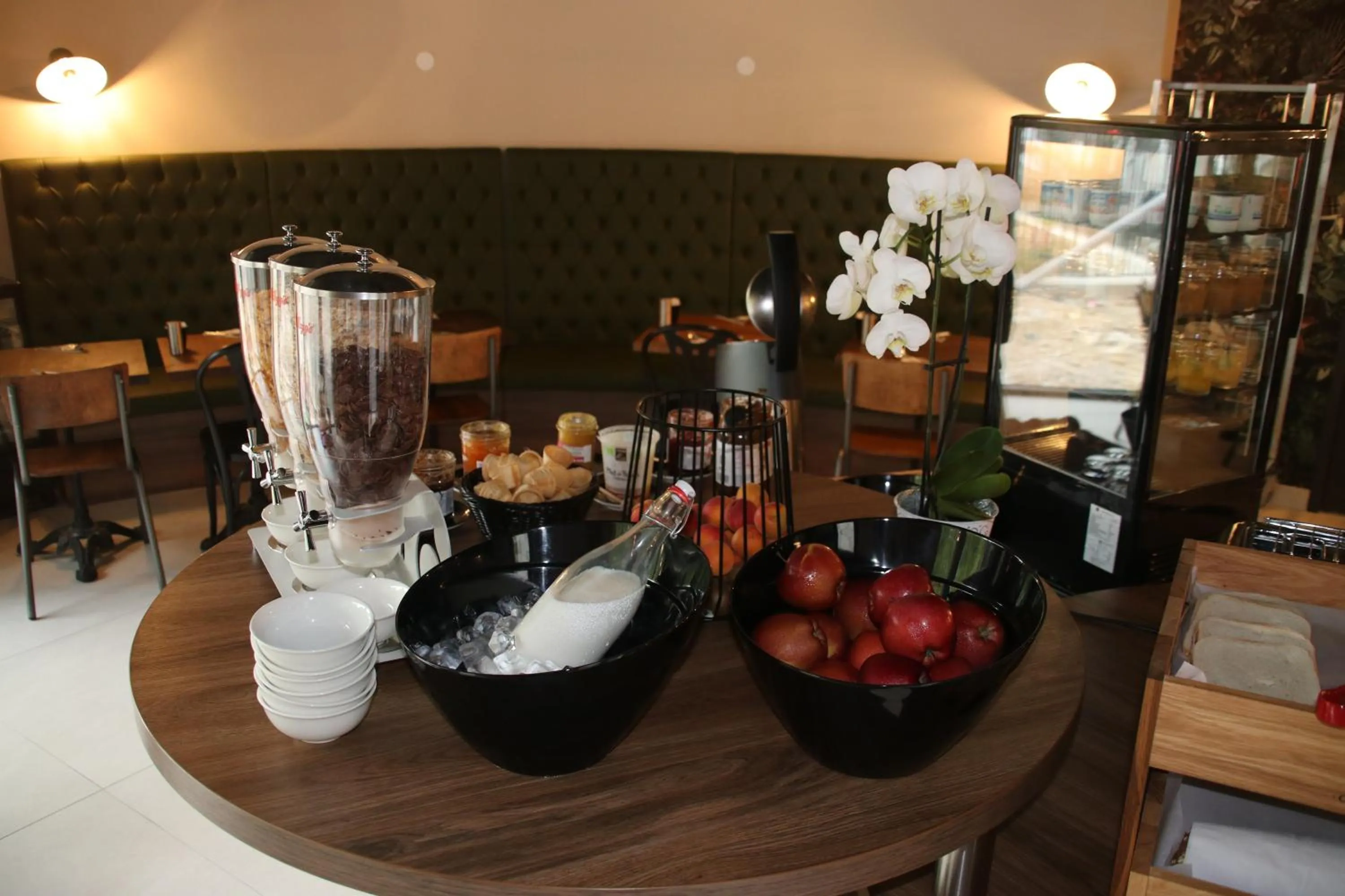 Food and drinks in ibis Styles Puteaux Paris La Defense