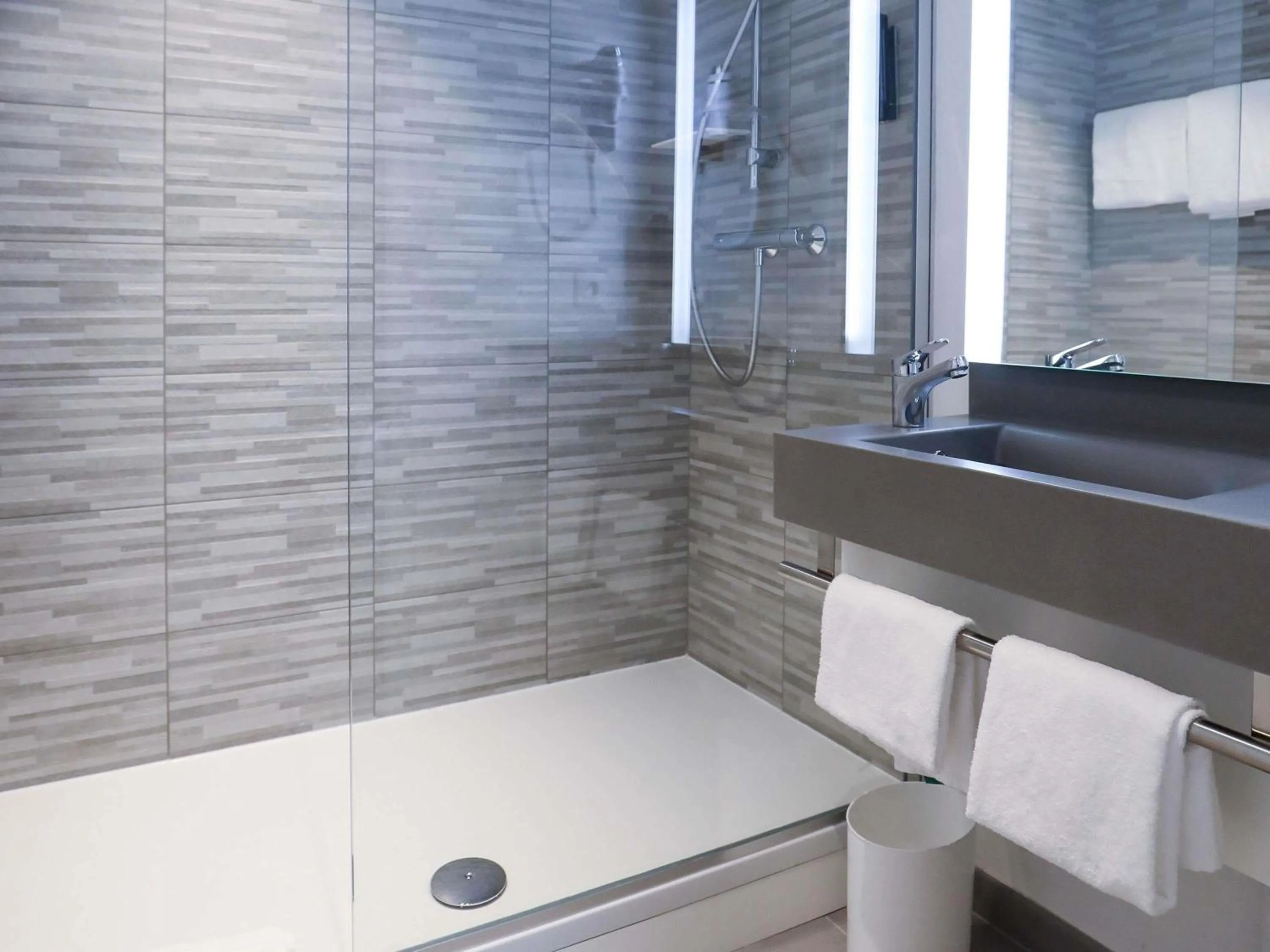 Bedroom in ibis Styles Puteaux Paris La Defense