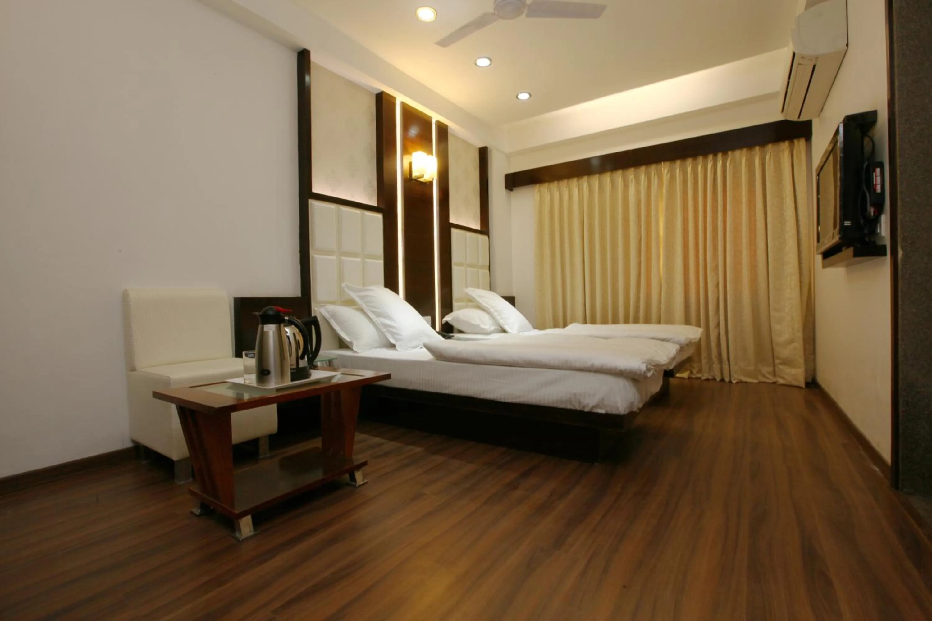 Photo of the whole room, Bed in Atithi The Hotel
