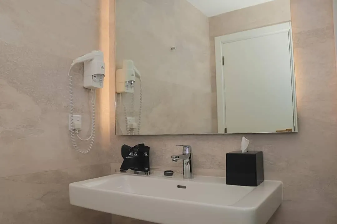 Bathroom in Mamba Point Hotel