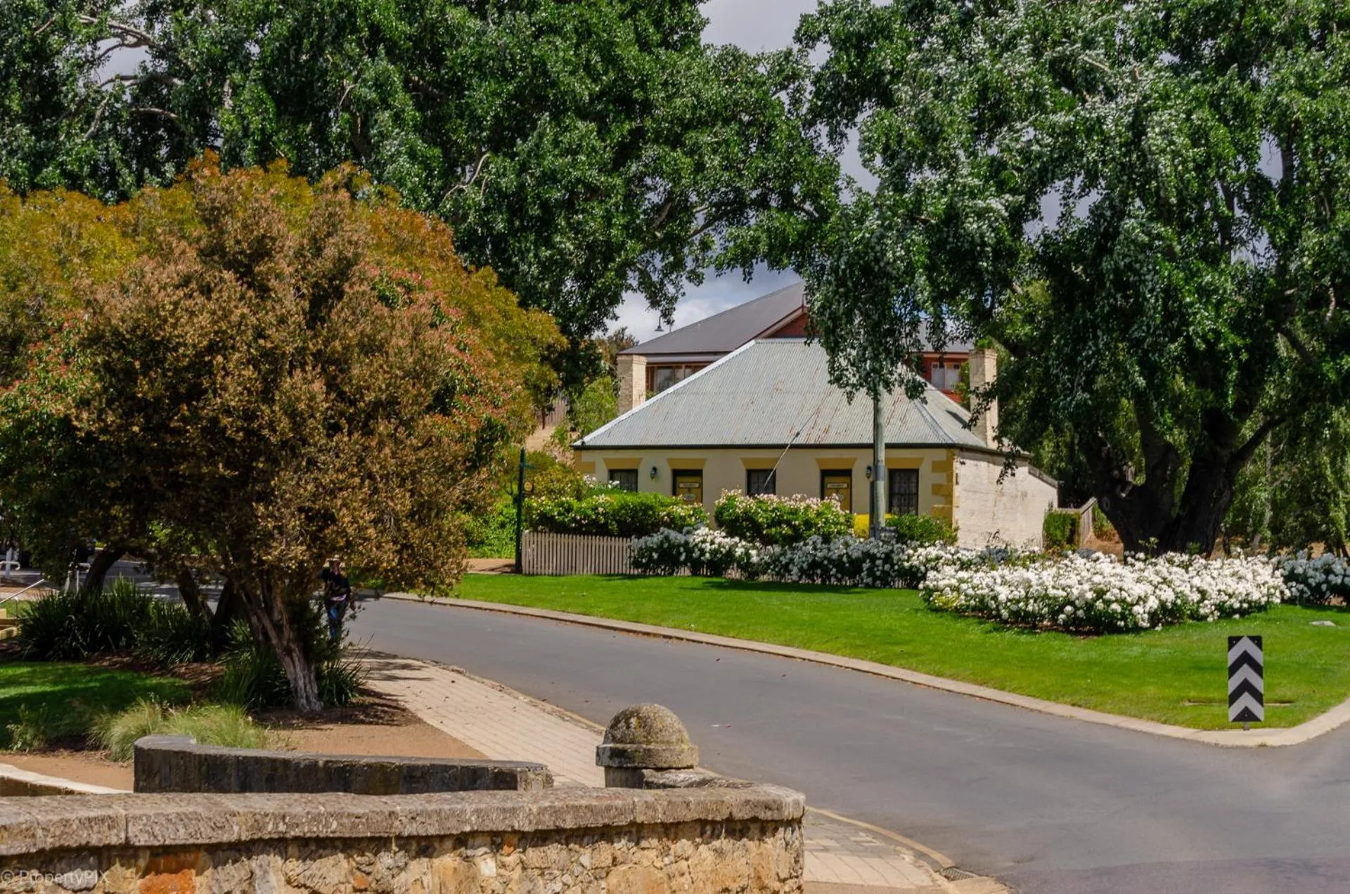 BRIDGE COTTAGES Sargeants & Armoury Cottages 1823 - HISTORY & CHARM