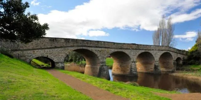 BRIDGE COTTAGES Sargeants & Armoury Cottages 1823 - HISTORY & CHARM