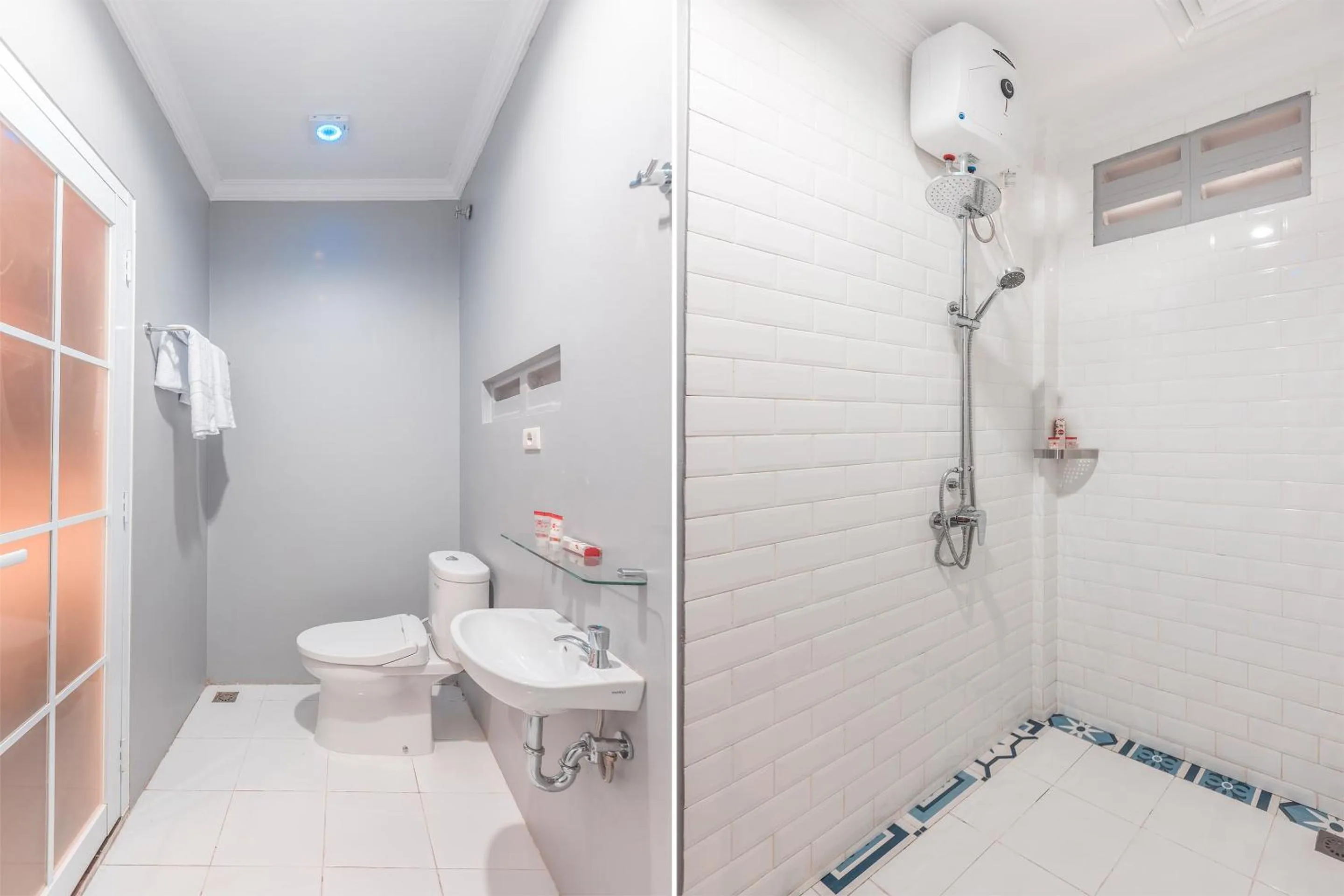 Bathroom in Capital O 371 Kwitang Guest House