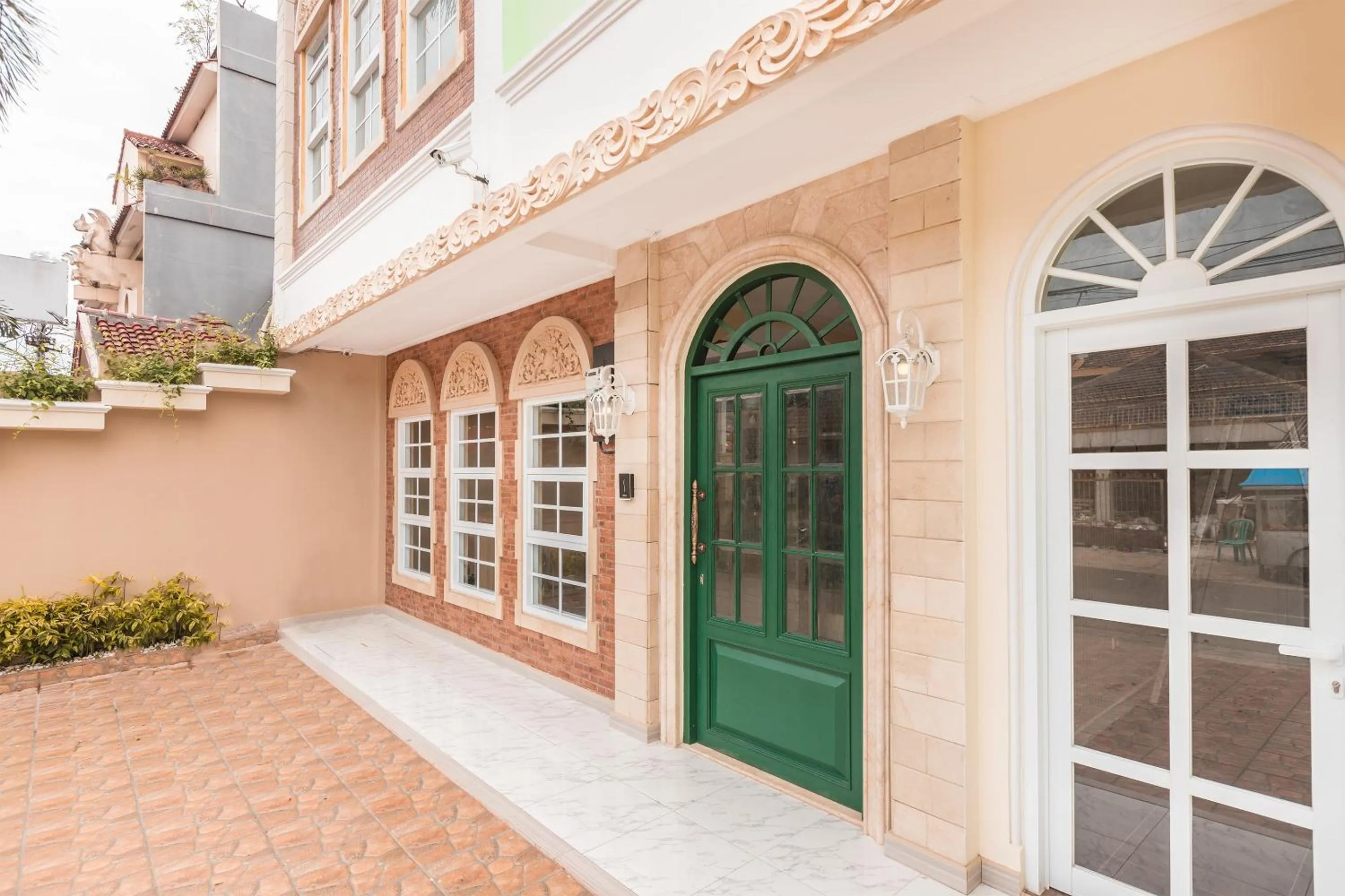 Facade/entrance in Capital O 371 Kwitang Guest House