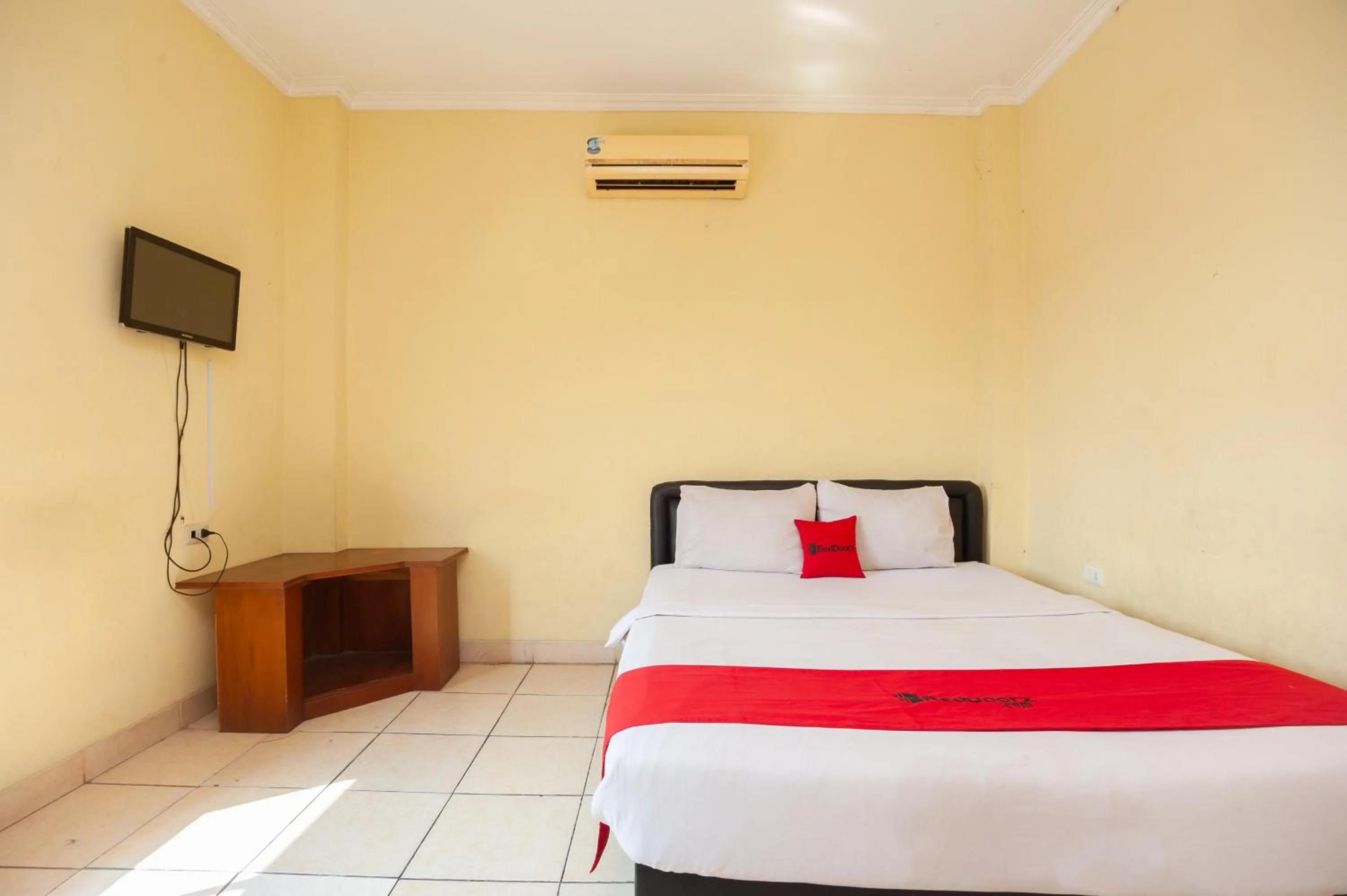 Bed in RedDoorz Syariah at Antasari Lampung 3