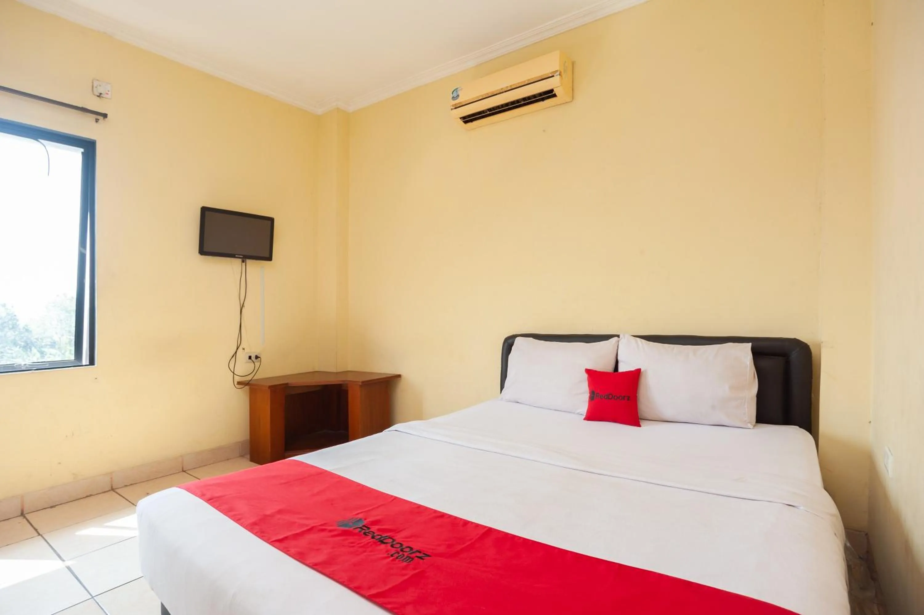 Bed in RedDoorz Syariah at Antasari Lampung 3