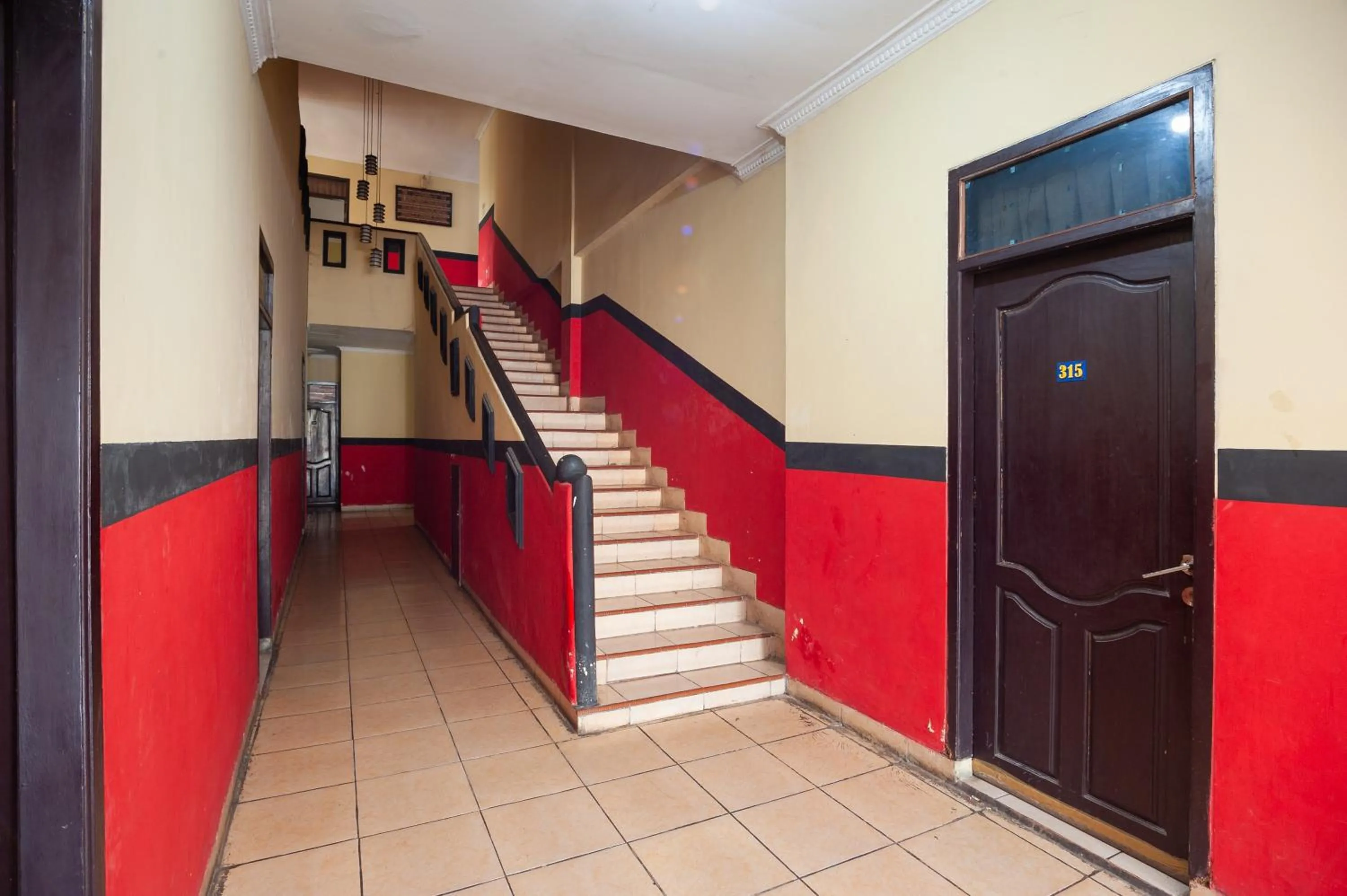 Seating area in RedDoorz Syariah at Antasari Lampung 3