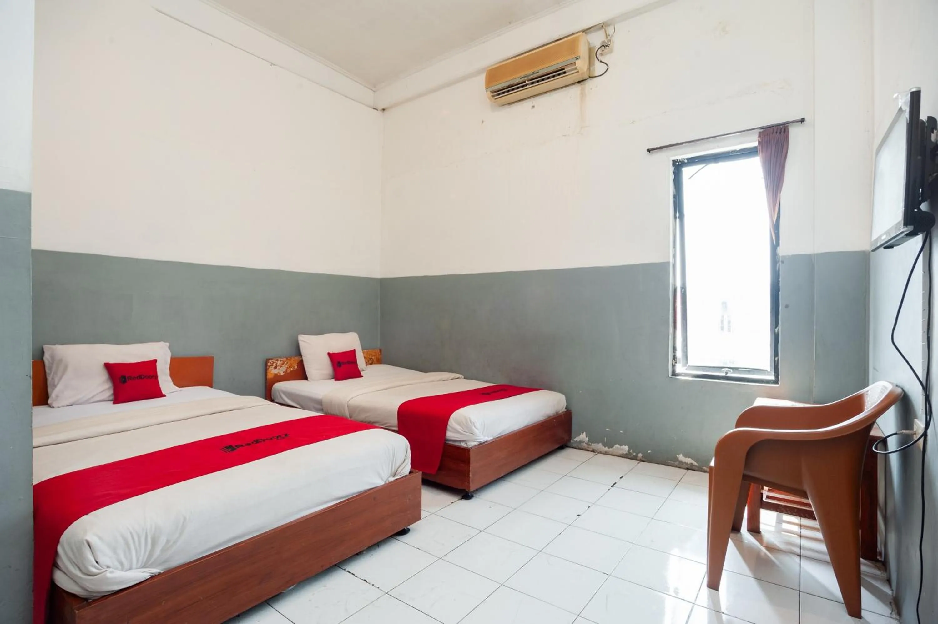 Bed in RedDoorz Syariah at Antasari Lampung 3