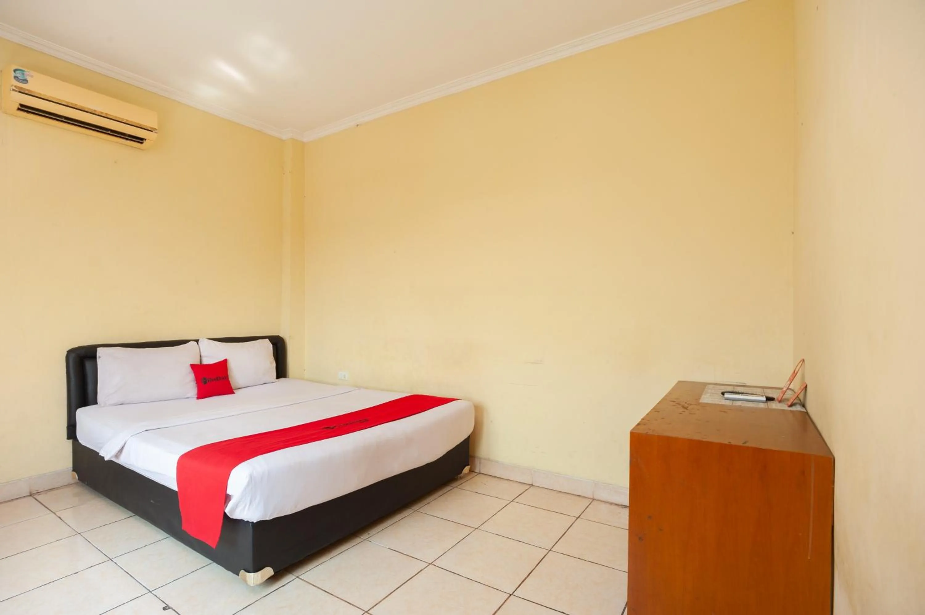 Bed in RedDoorz Syariah at Antasari Lampung 3