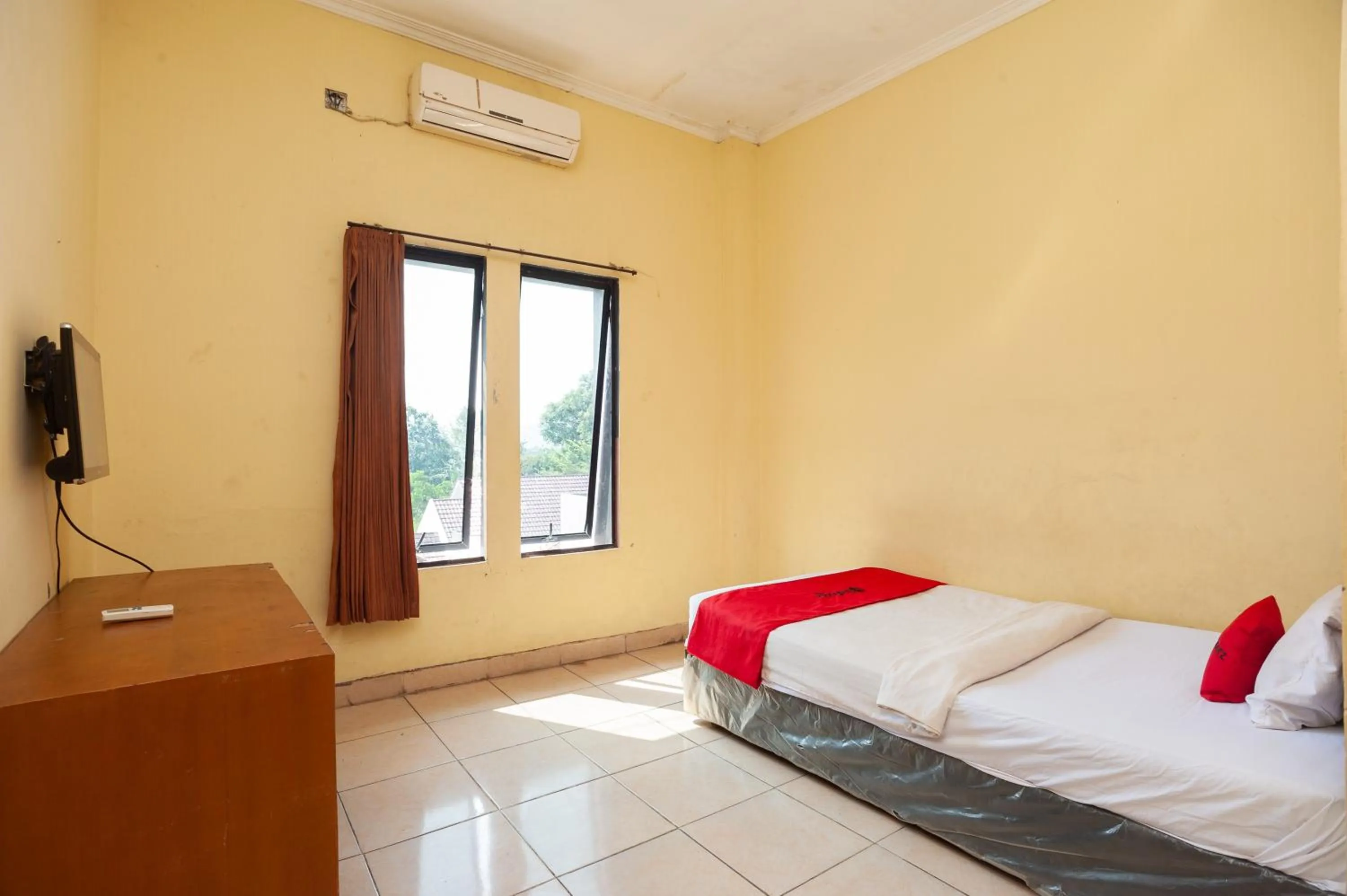 Bed in RedDoorz Syariah at Antasari Lampung 3