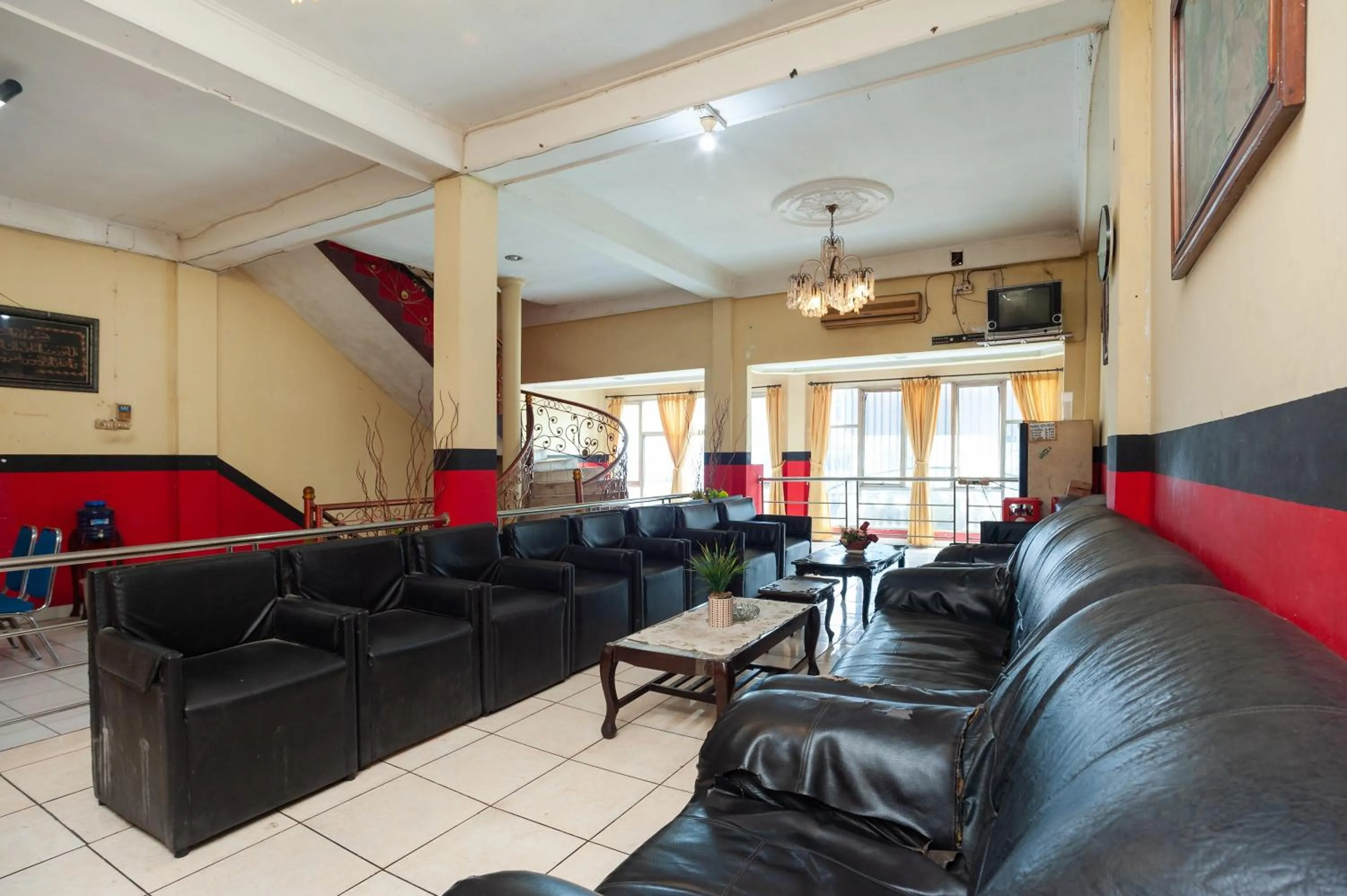 Seating area in RedDoorz Syariah at Antasari Lampung 3