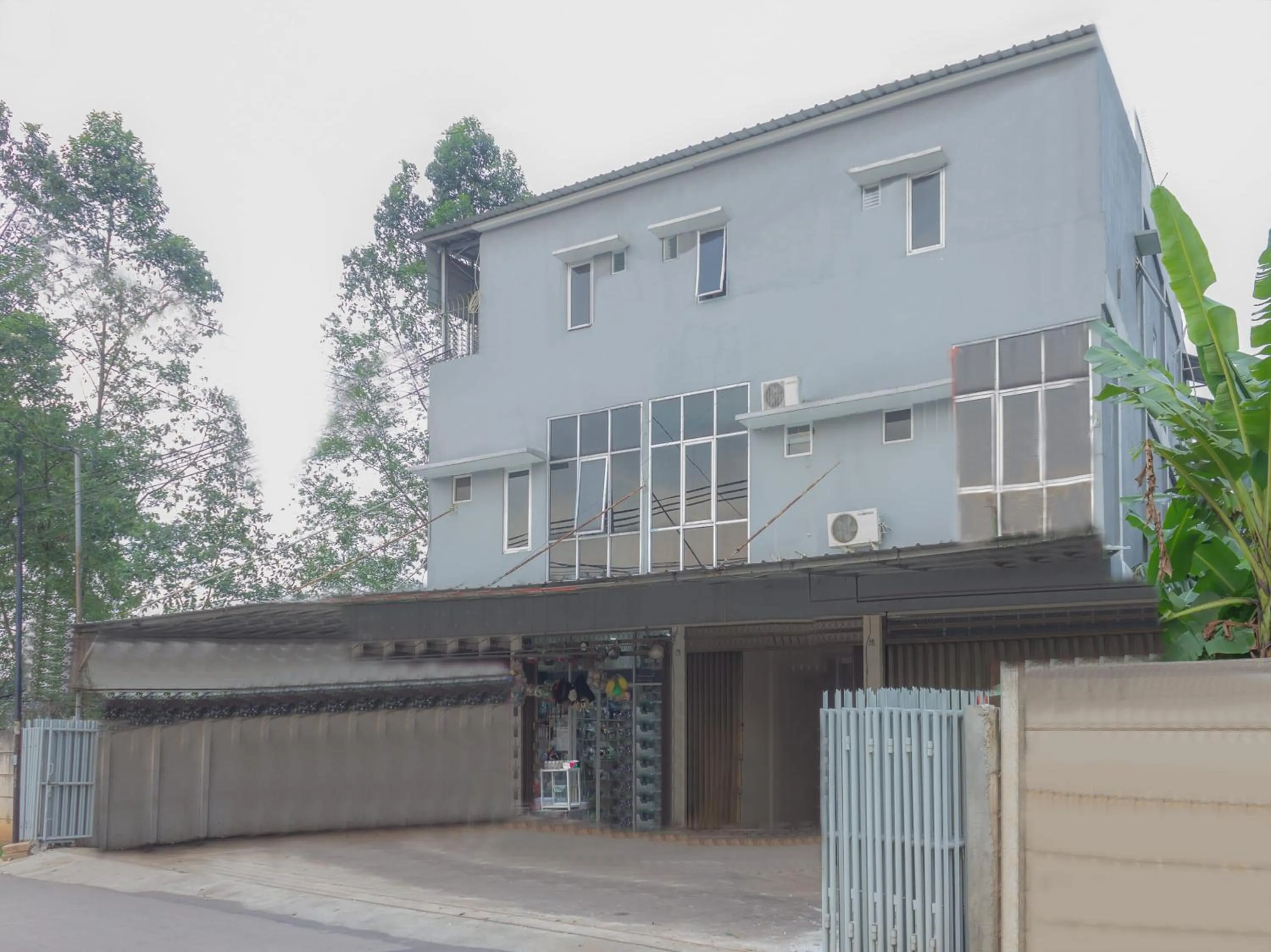 Facade/entrance in Hotel O 77 Guesthouse