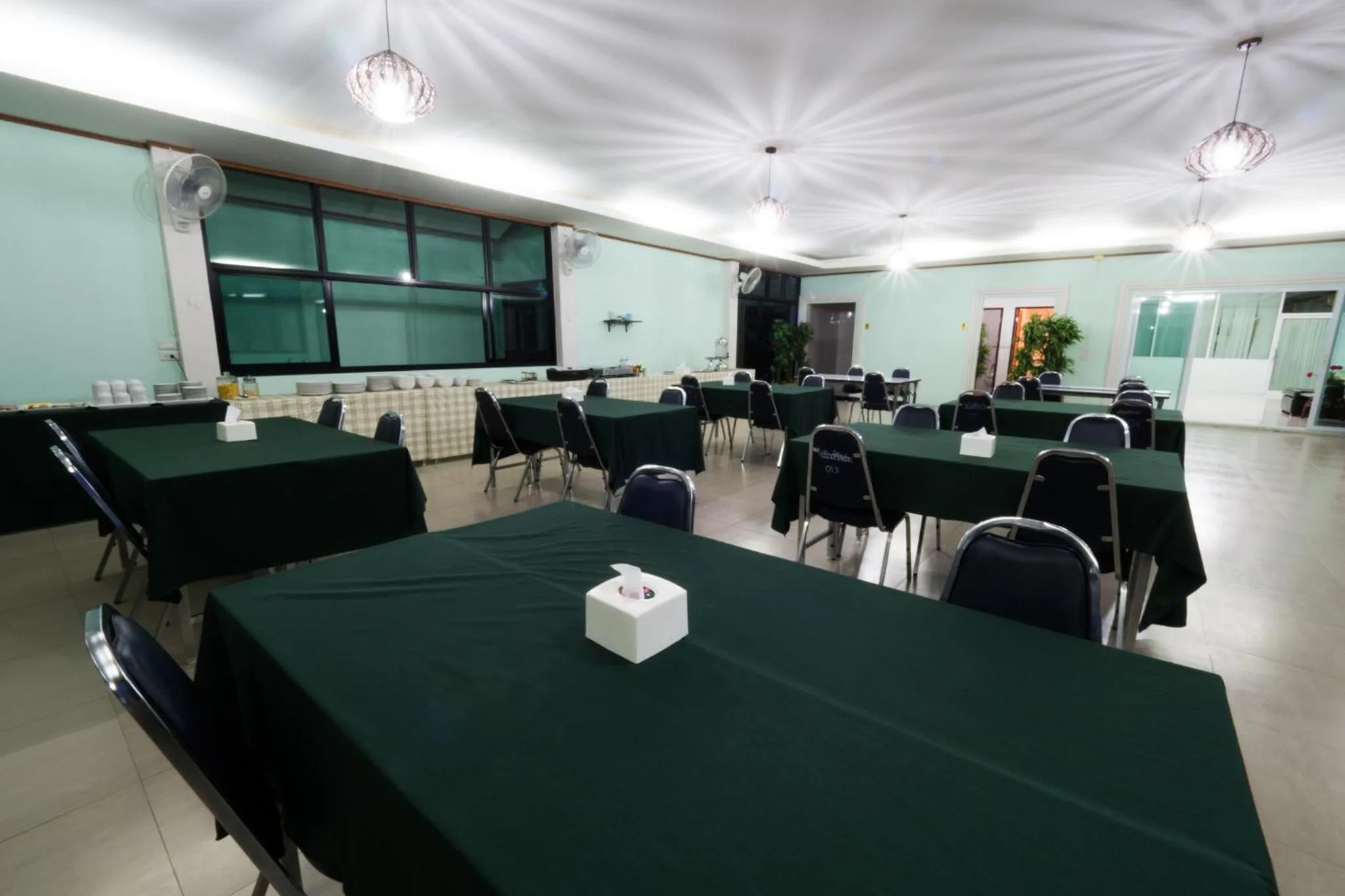 Restaurant/places to eat in A Nice Resort