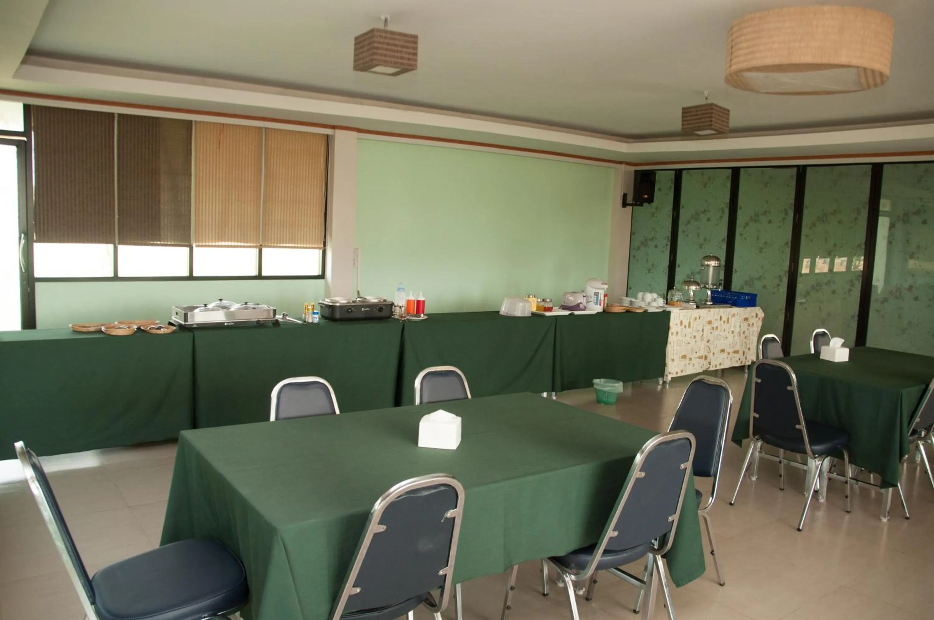 Restaurant/places to eat in A Nice Resort