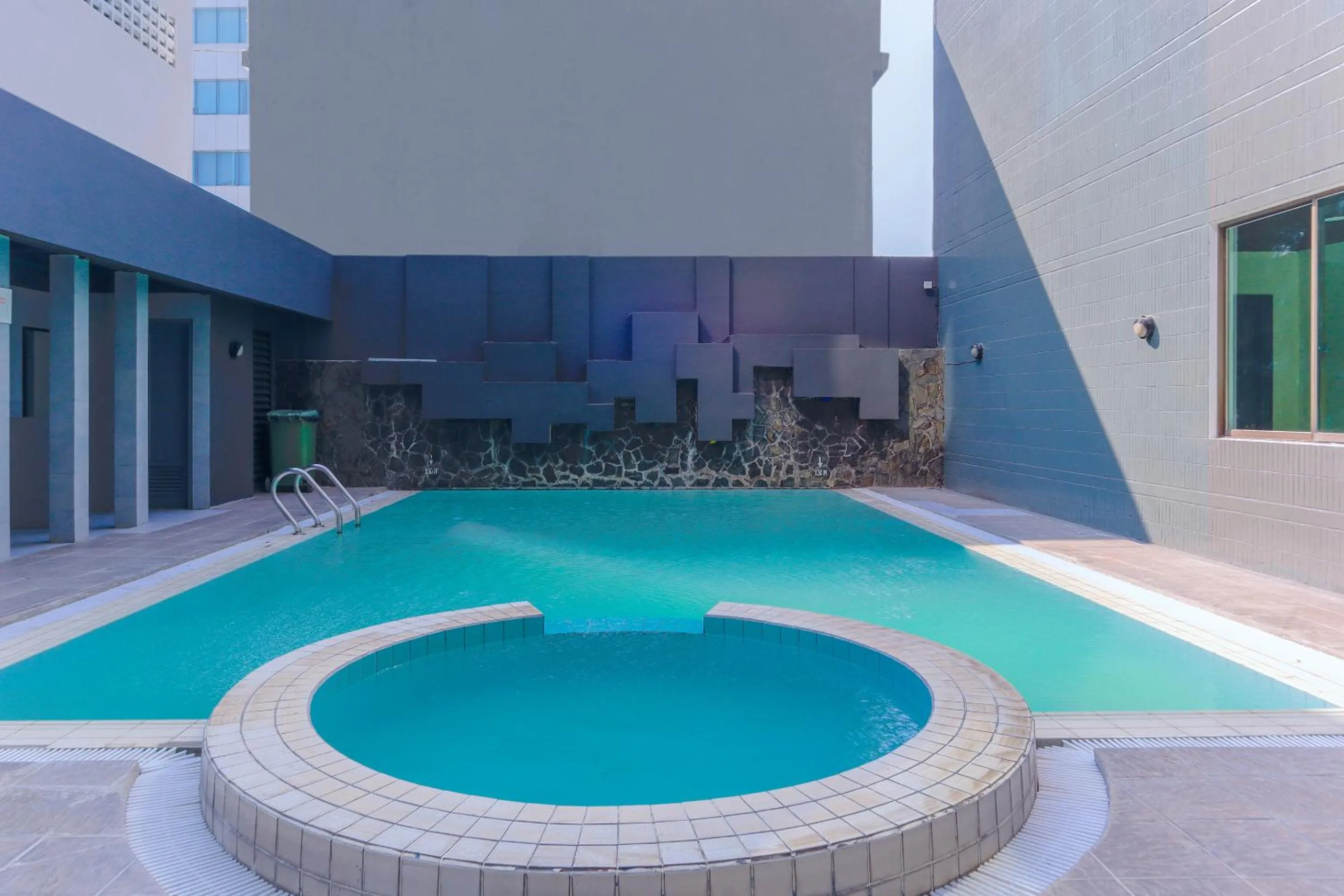 Swimming pool in Super OYO Townhouse 2 Hotel Gunung Sahari