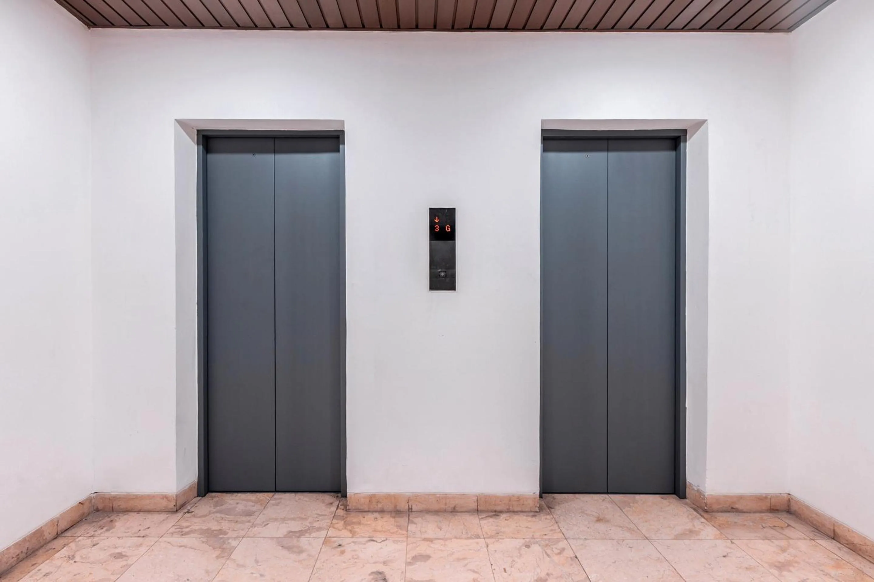 elevator in Super OYO Townhouse 2 Hotel Gunung Sahari