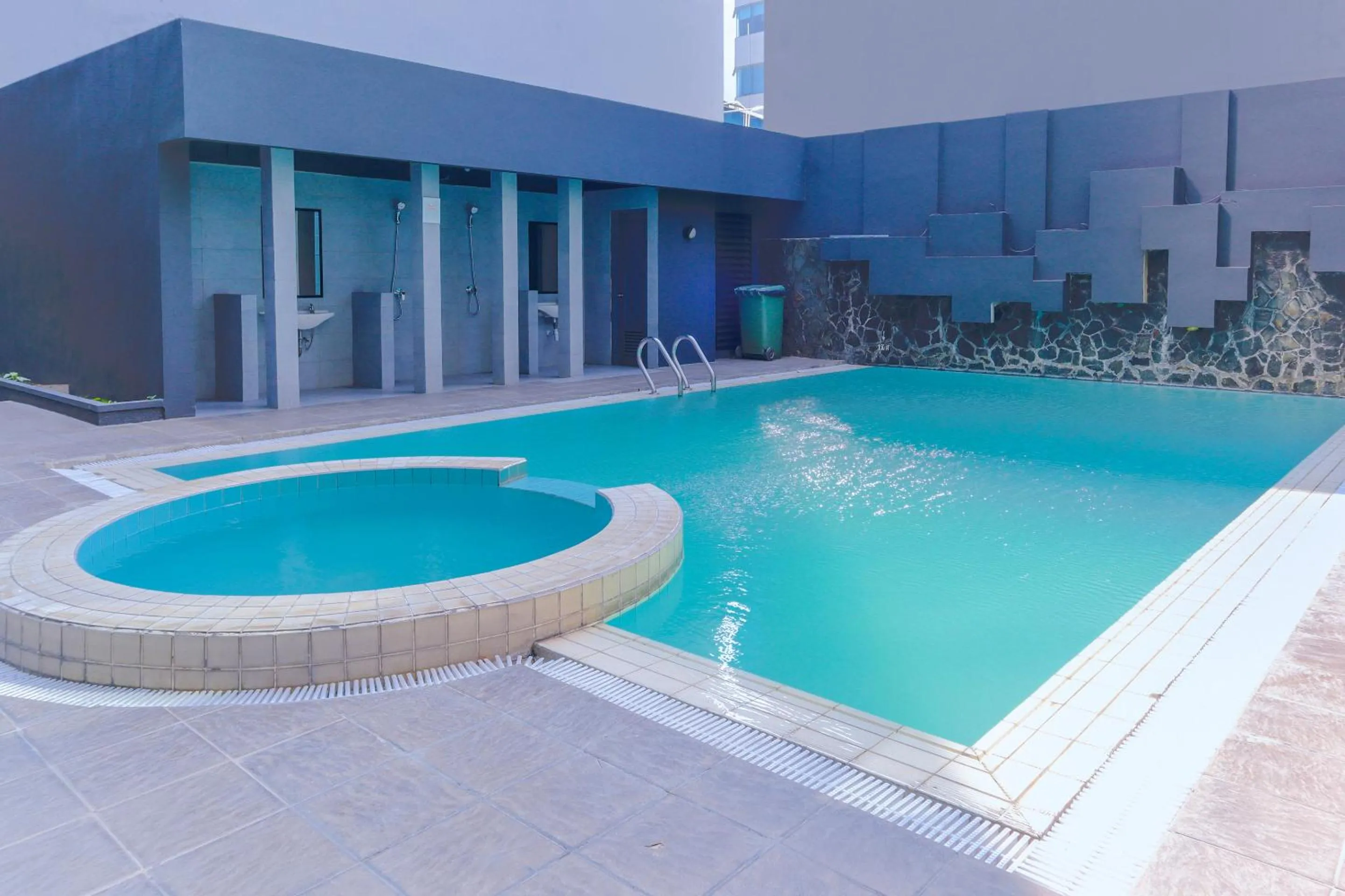 Swimming pool in Super OYO Townhouse 2 Hotel Gunung Sahari