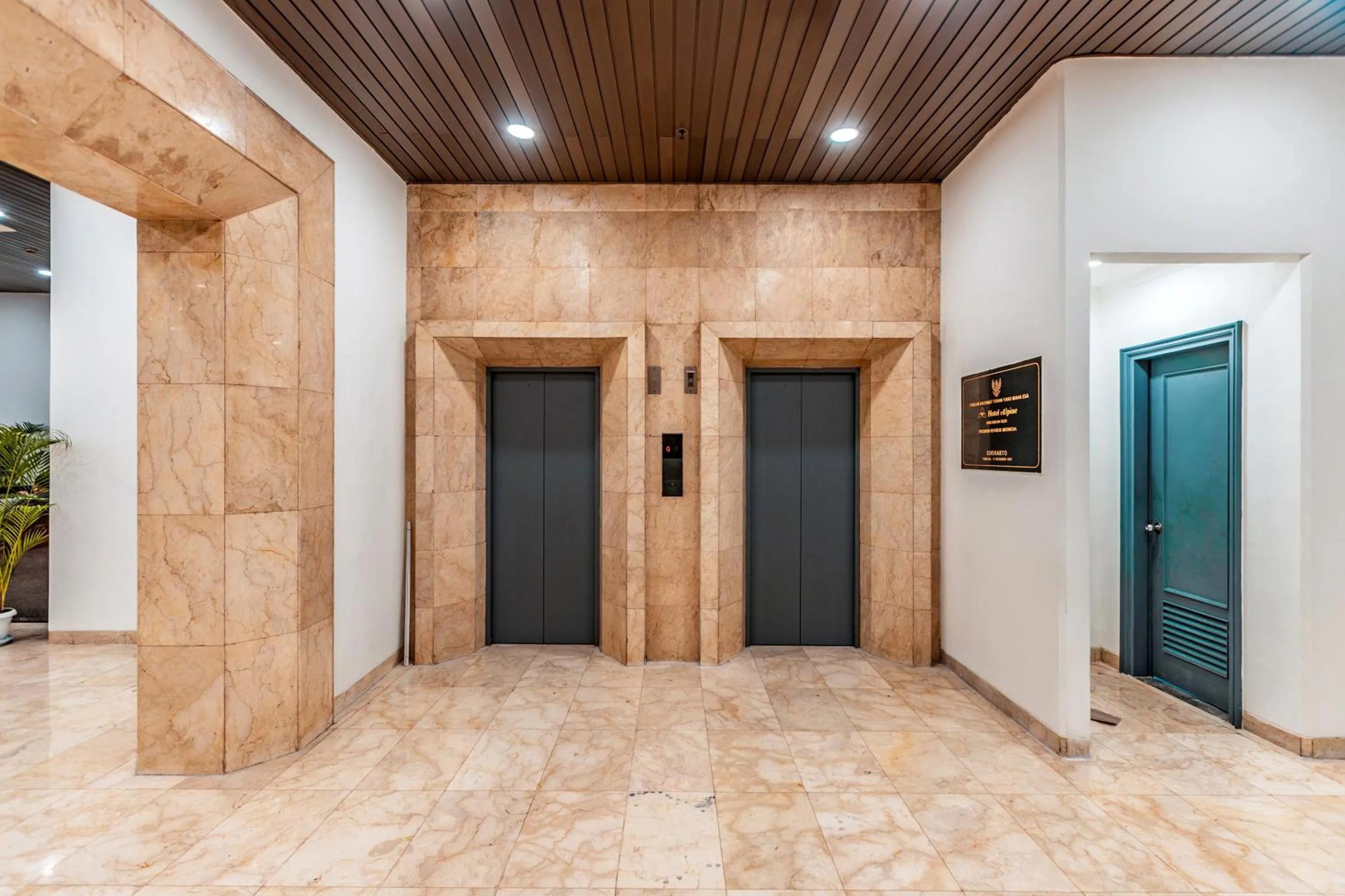 elevator in Super OYO Townhouse 2 Hotel Gunung Sahari