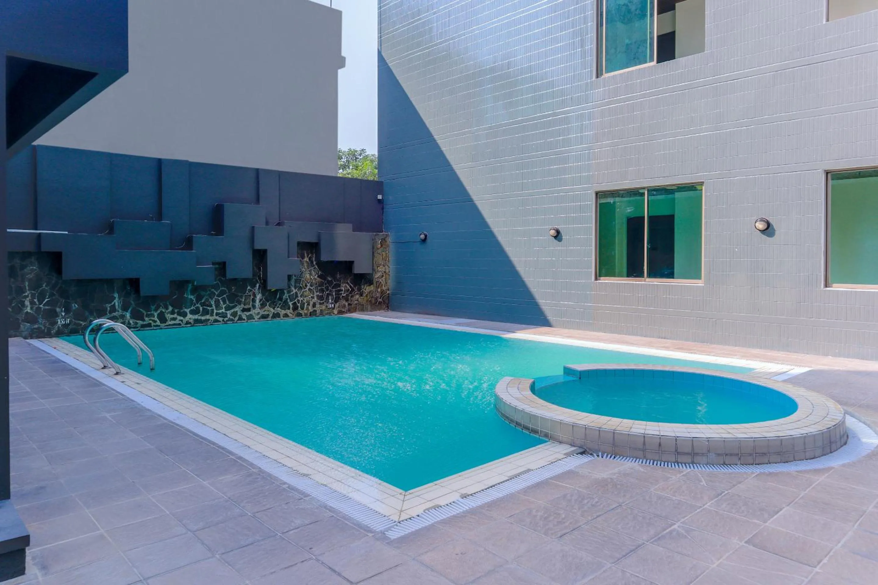 Swimming pool in Super OYO Townhouse 2 Hotel Gunung Sahari