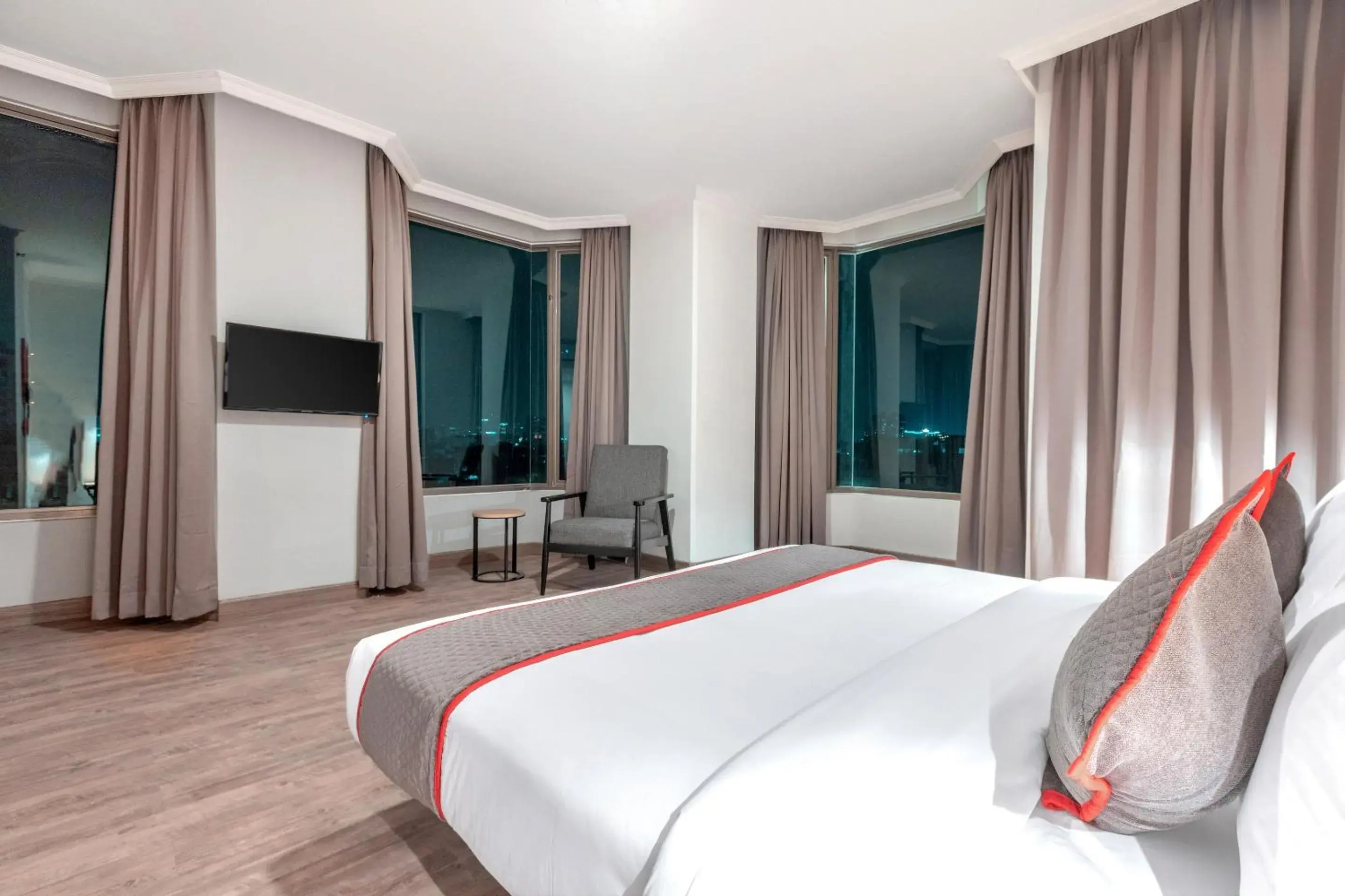 Deluxe Double Room in Super OYO Townhouse 2 Hotel Gunung Sahari Deluxe Double Room in Super OYO Townhouse 2 Hotel Gunung Sahari