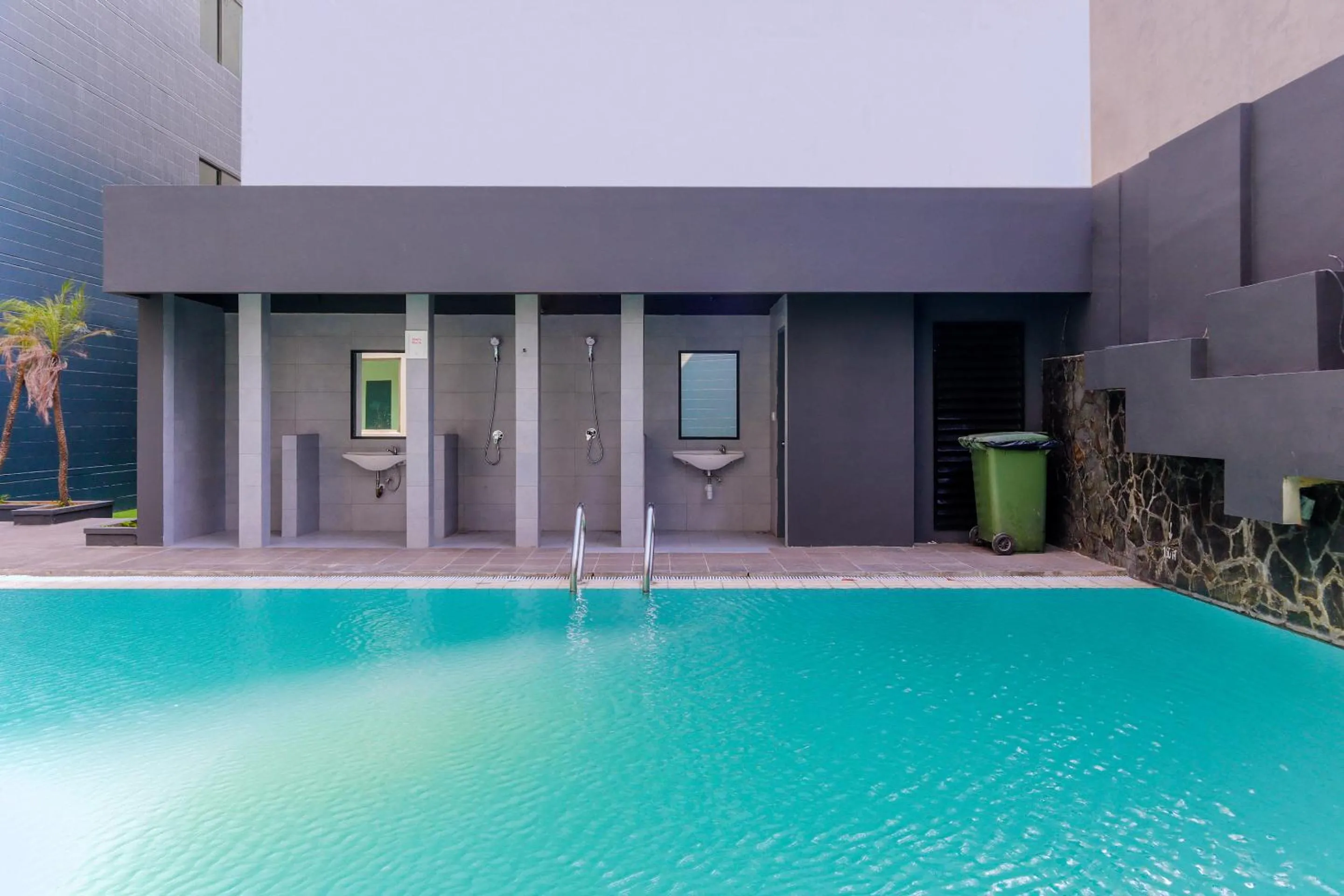 Swimming pool in Super OYO Townhouse 2 Hotel Gunung Sahari