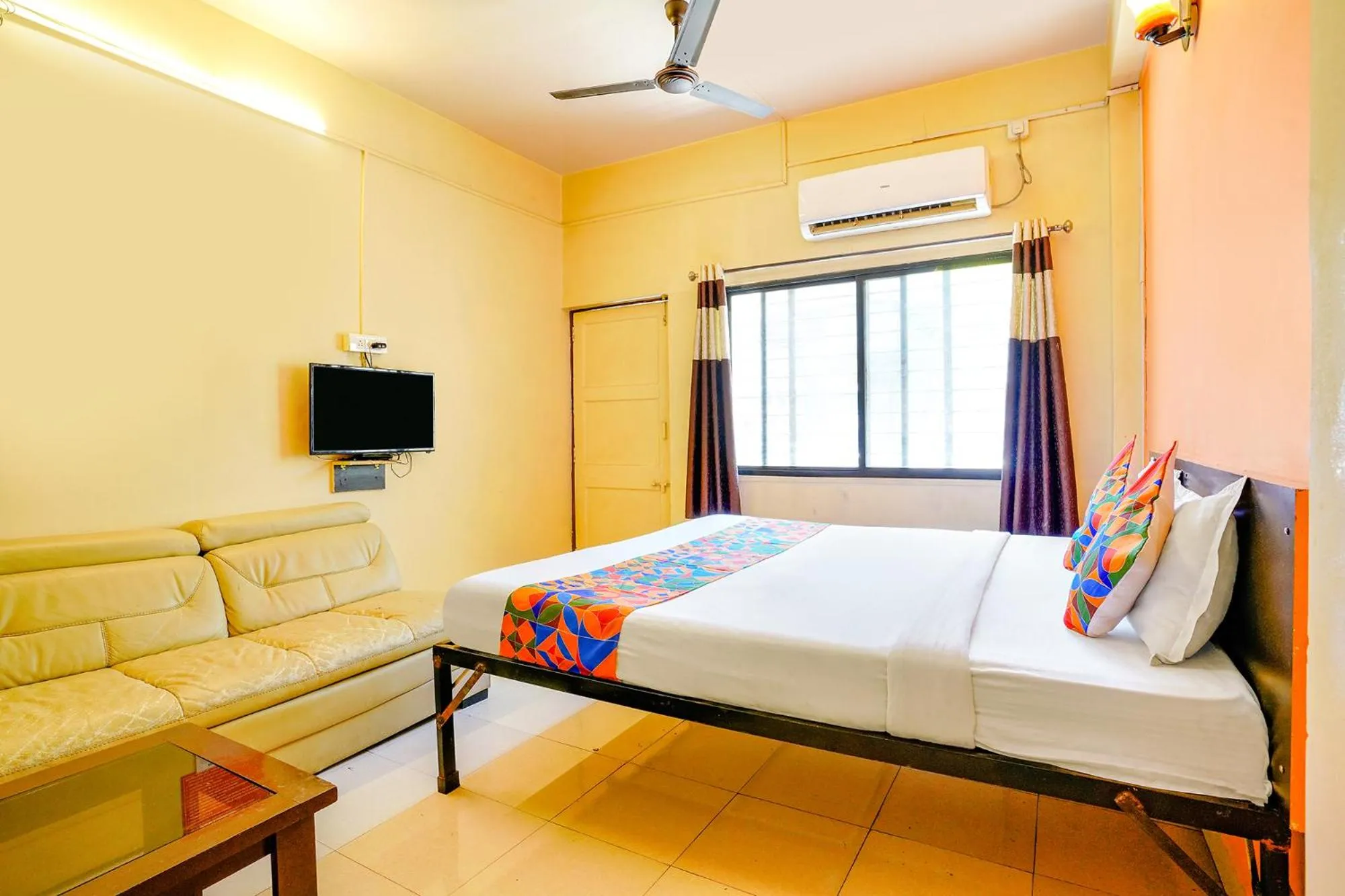 Communal lounge/ TV room, Bed in Via Ravikiran