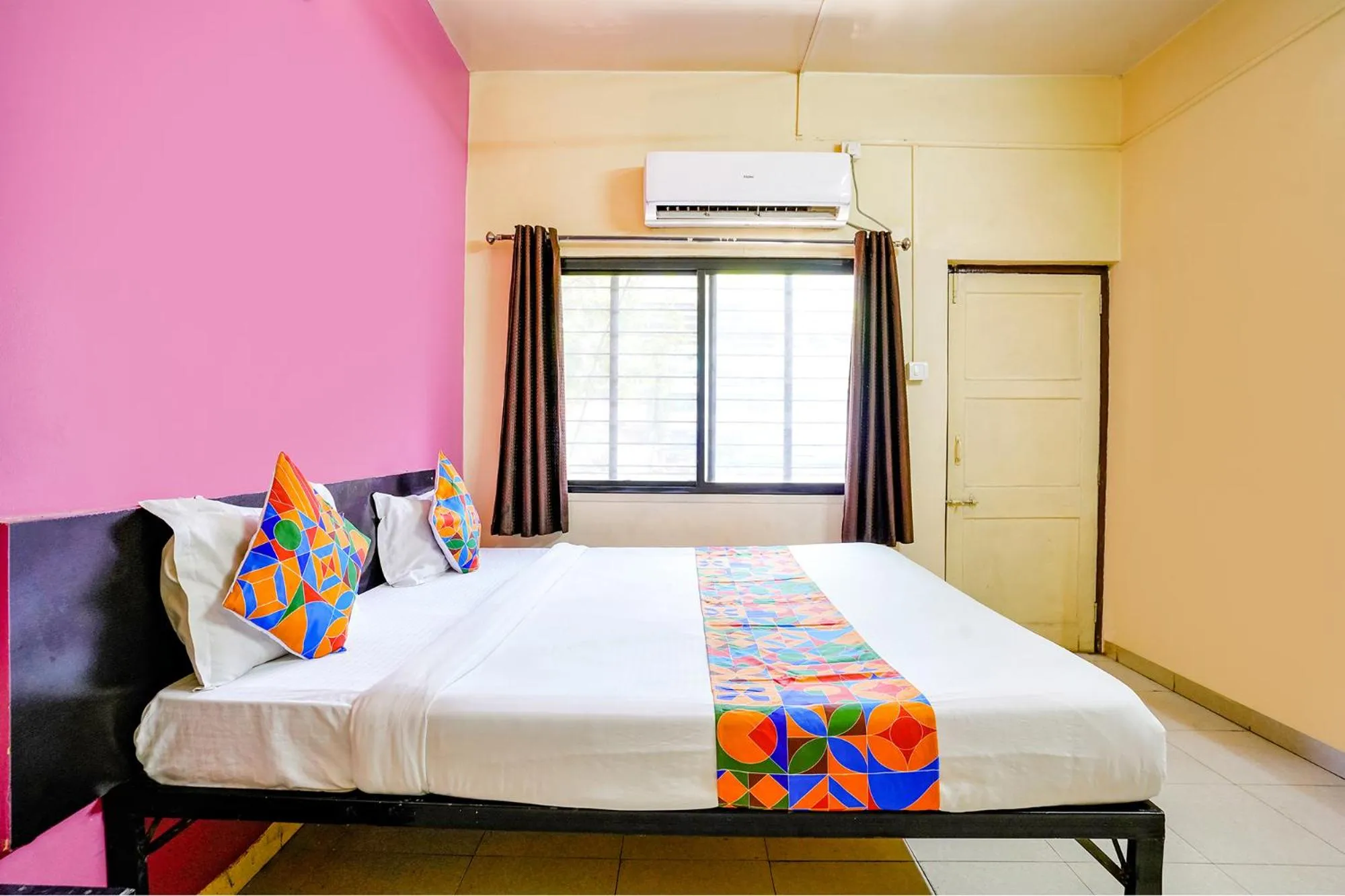 Photo of the whole room, Bed in Via Ravikiran