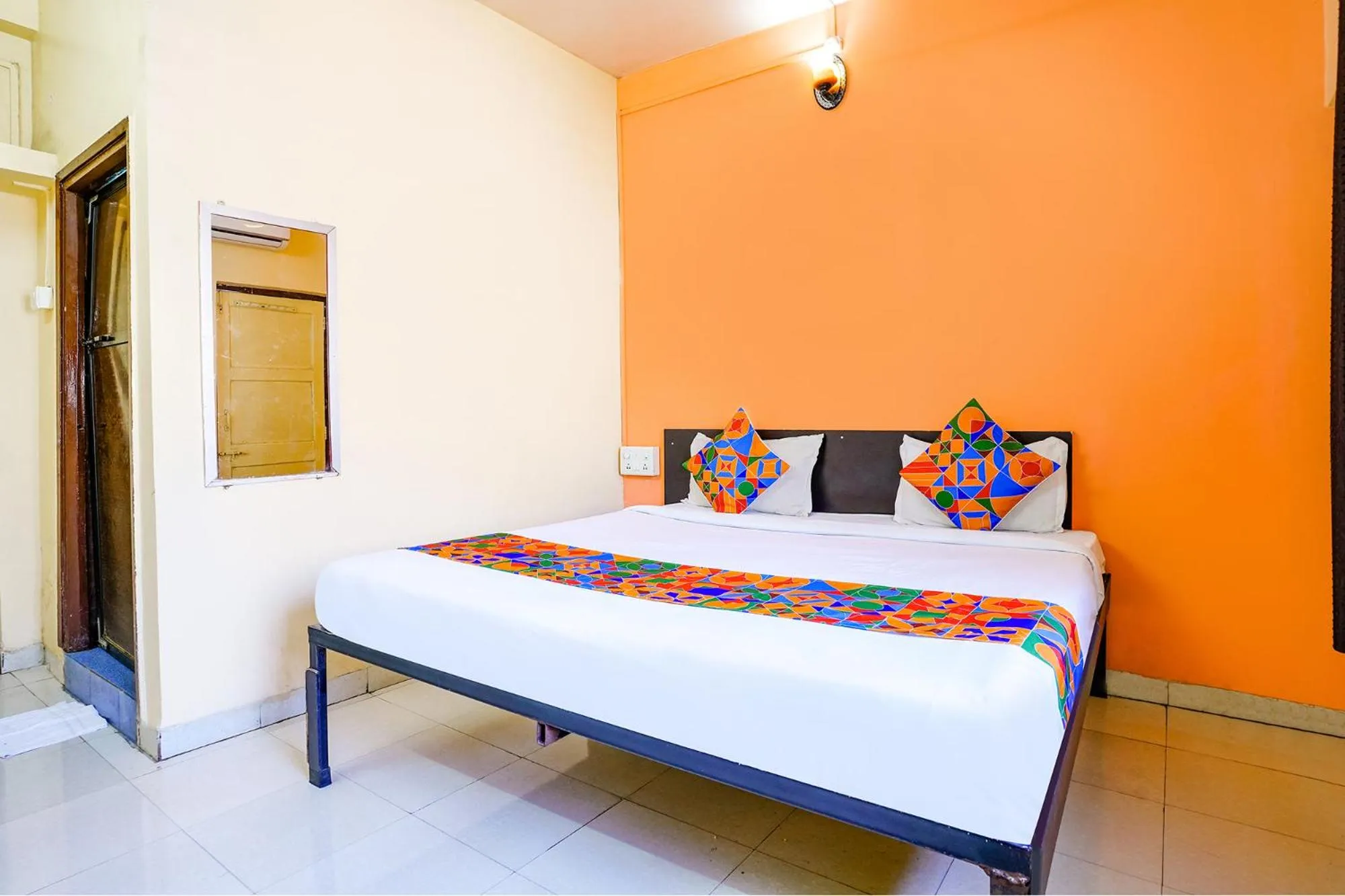 Photo of the whole room, Bed in Via Ravikiran