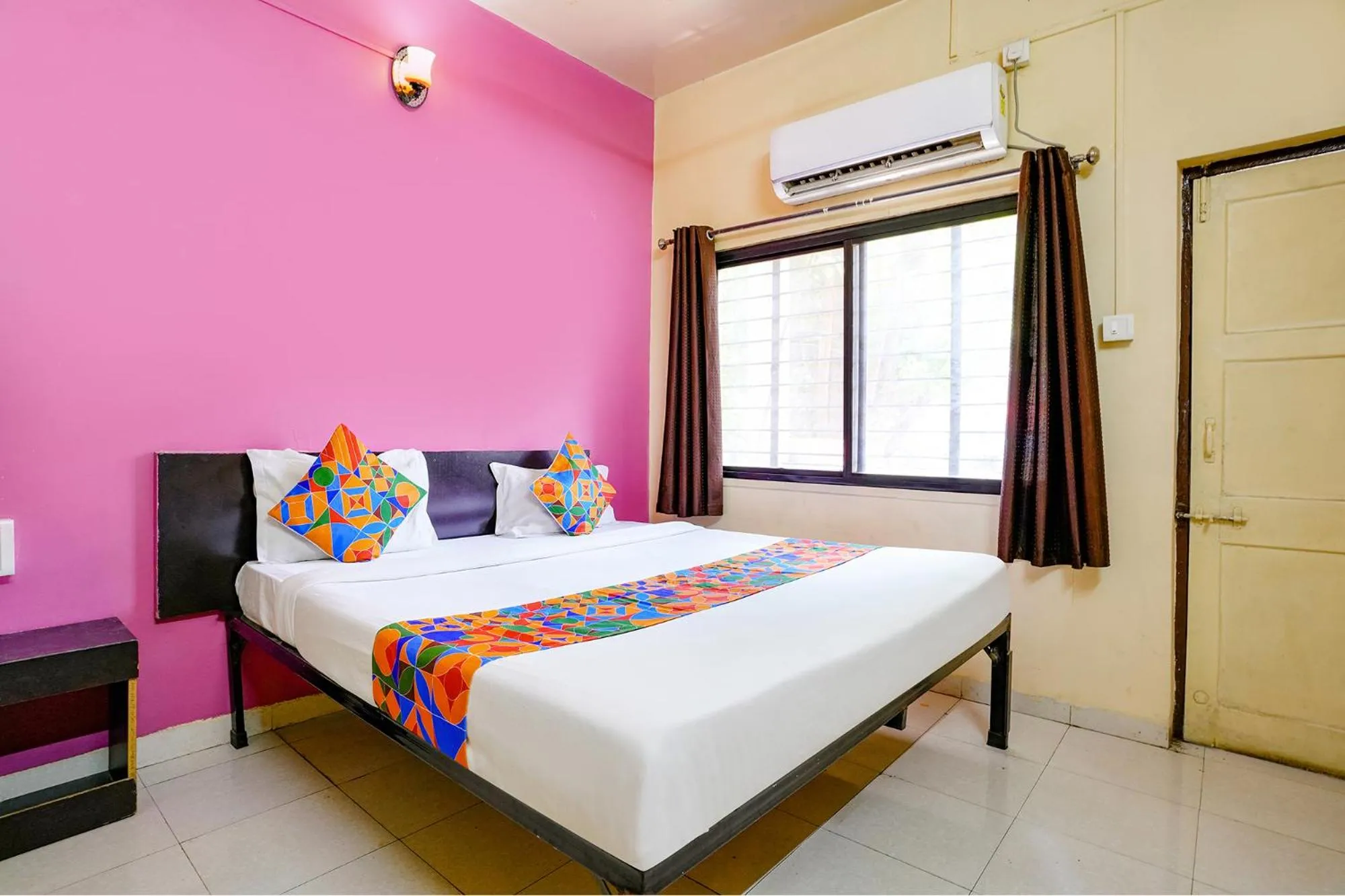 Photo of the whole room, Bed in Via Ravikiran