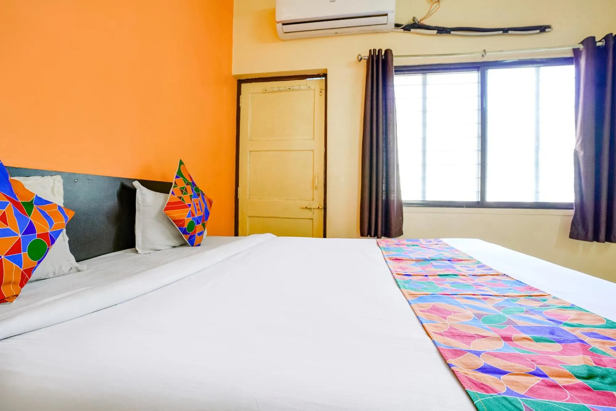 Photo of the whole room, Bed in Via Ravikiran